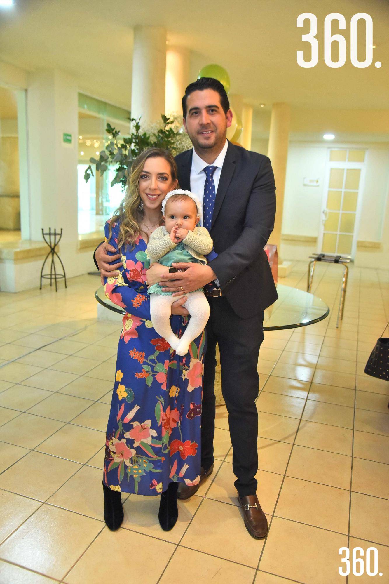 $!Olivia Fernández Martínez con sus papás René Fernández y María Fernanda Martínez.