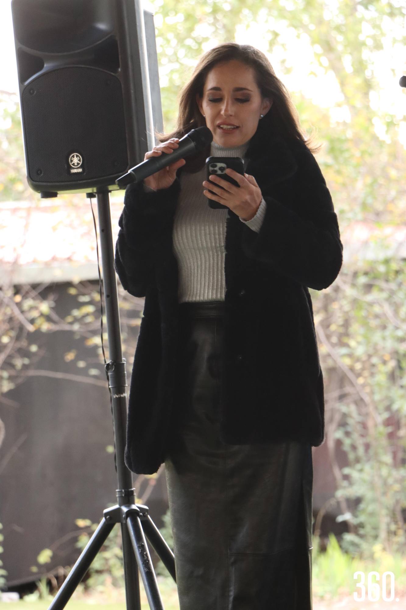 $!Ana Lu Rumayor, dando unas palabras para su madre.