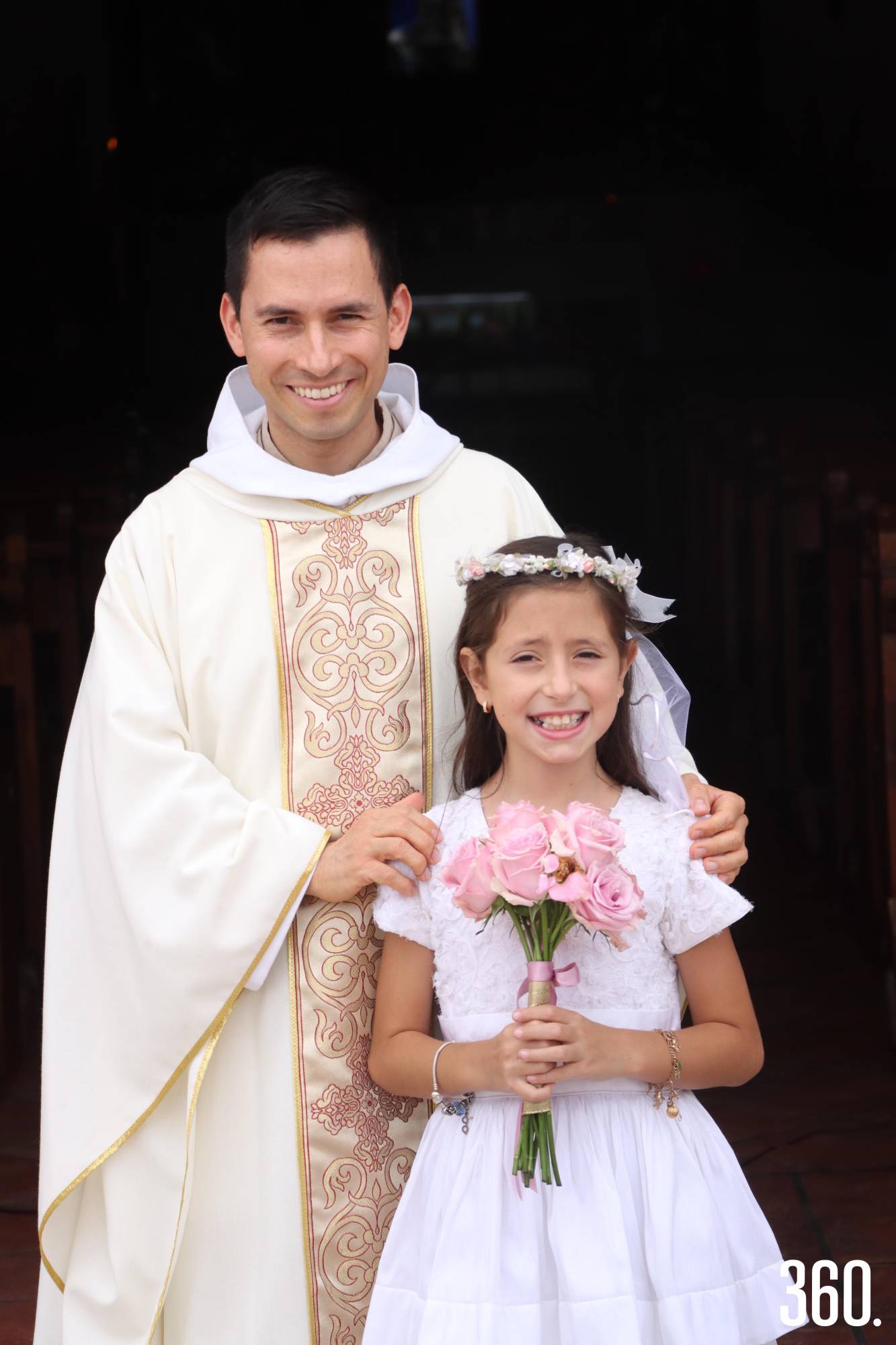 $!Isabella y el padre Daniel de María.