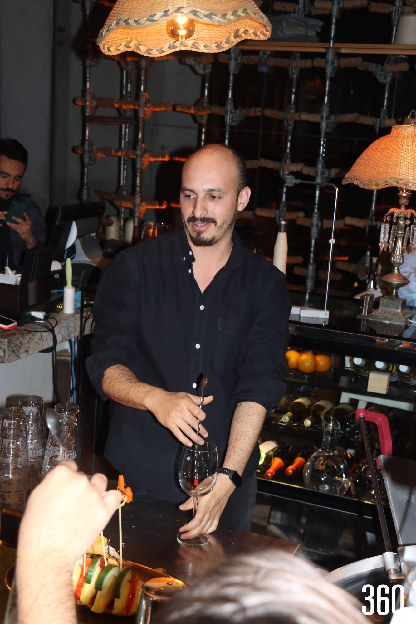 $!Ely Méndez, mixólogo.