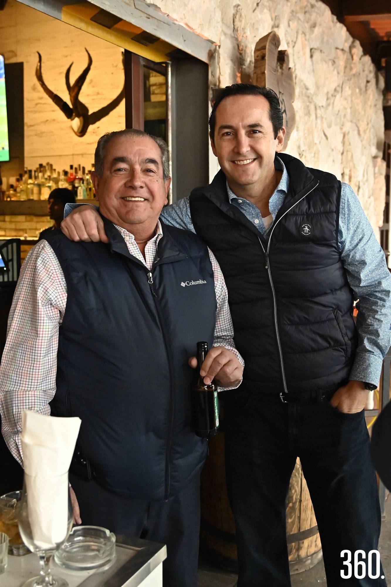 $!Enrique de los Santos con el festejado.