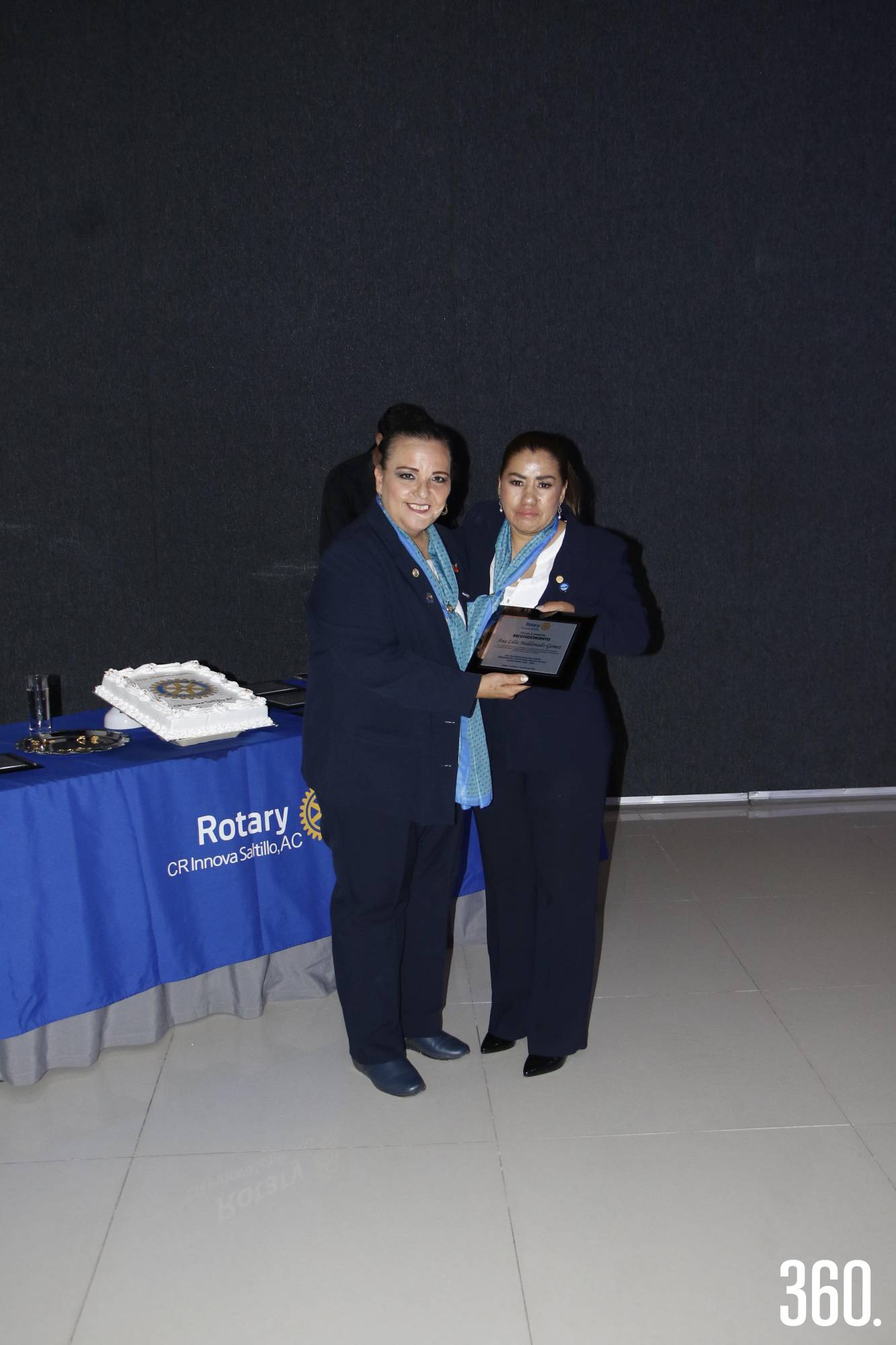 $!Ana Maldonado recibe reconocimiento.