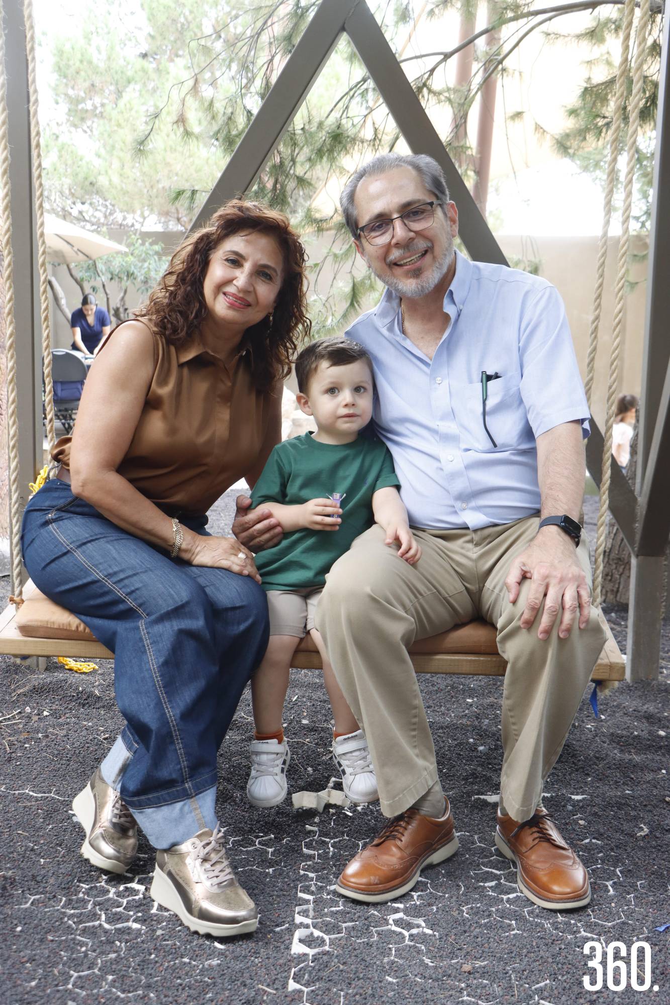 $!Roberto Treviño con sus abuelitos paternos, Martha de Treviño y Roberto Treviño.