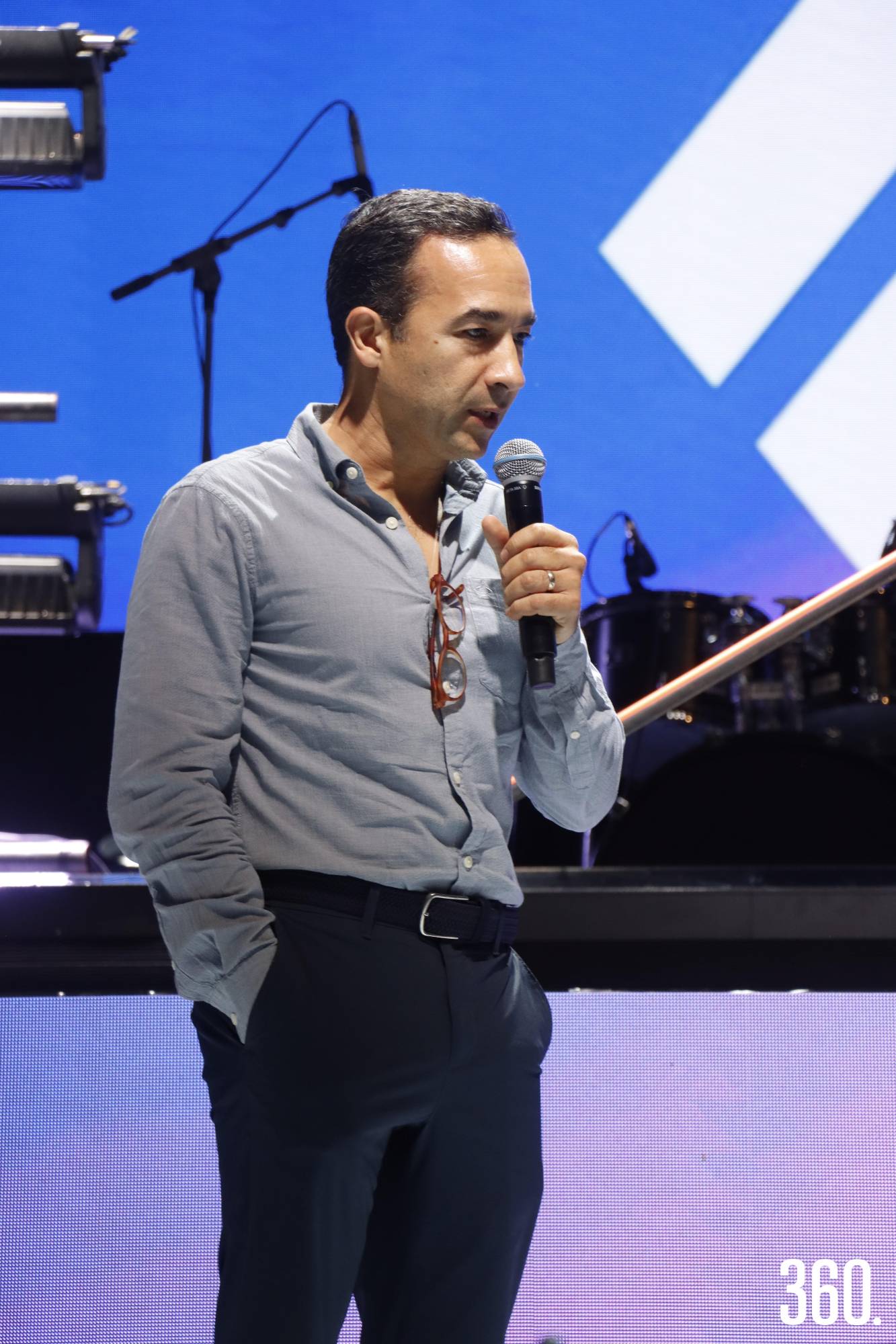 $!Alejandro Fuentes, escultor y diseñador de los trofeos.