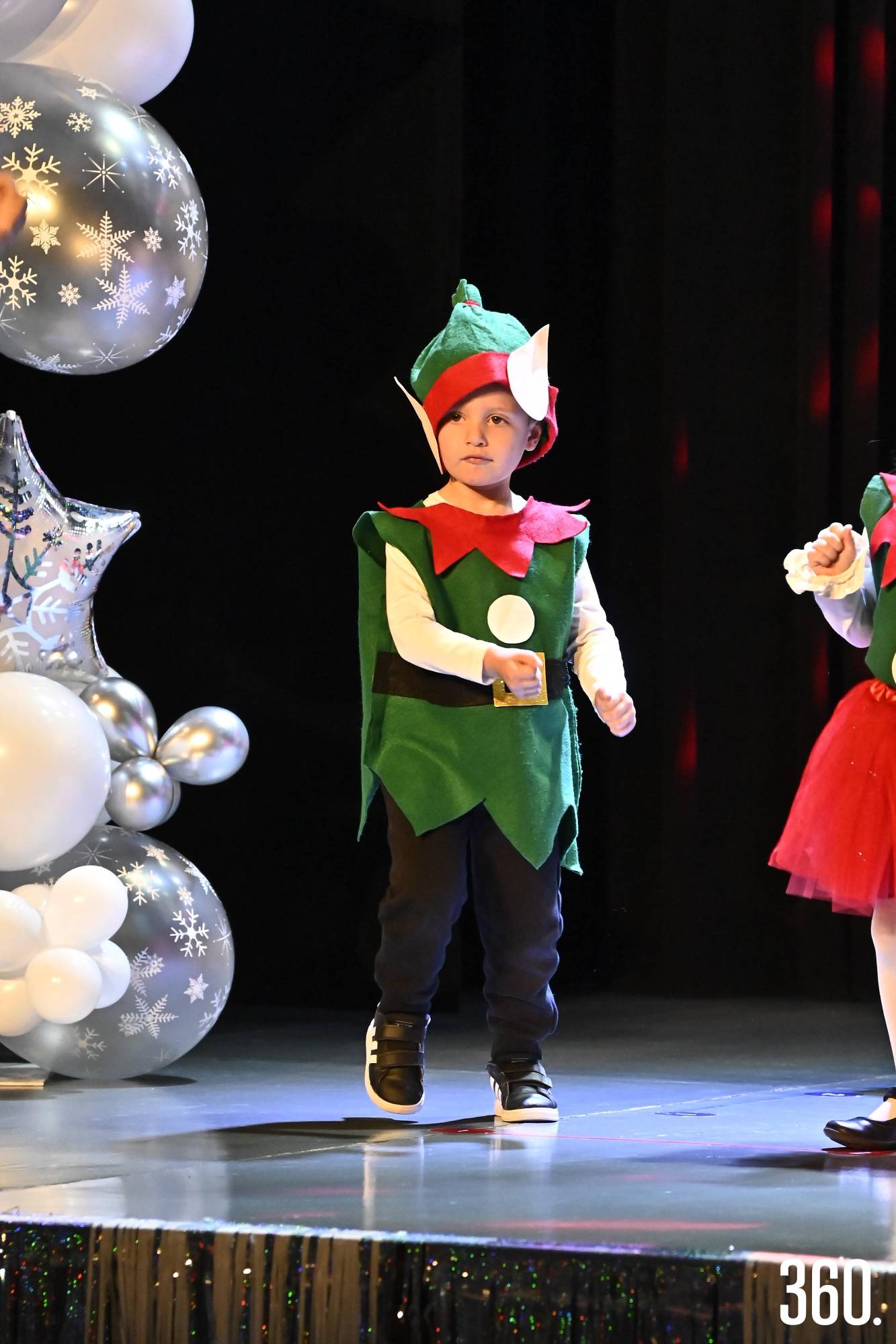 $!Un pequeño duende llena el escenario de magia.