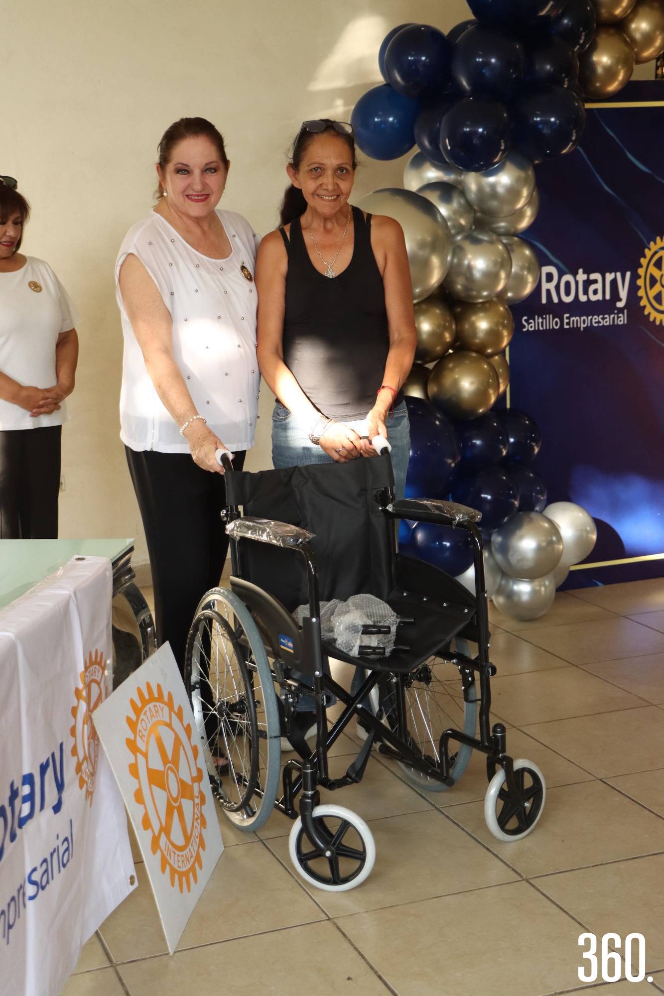 $!Martha Aurora López, recibiendo silla en representación de su familiar.