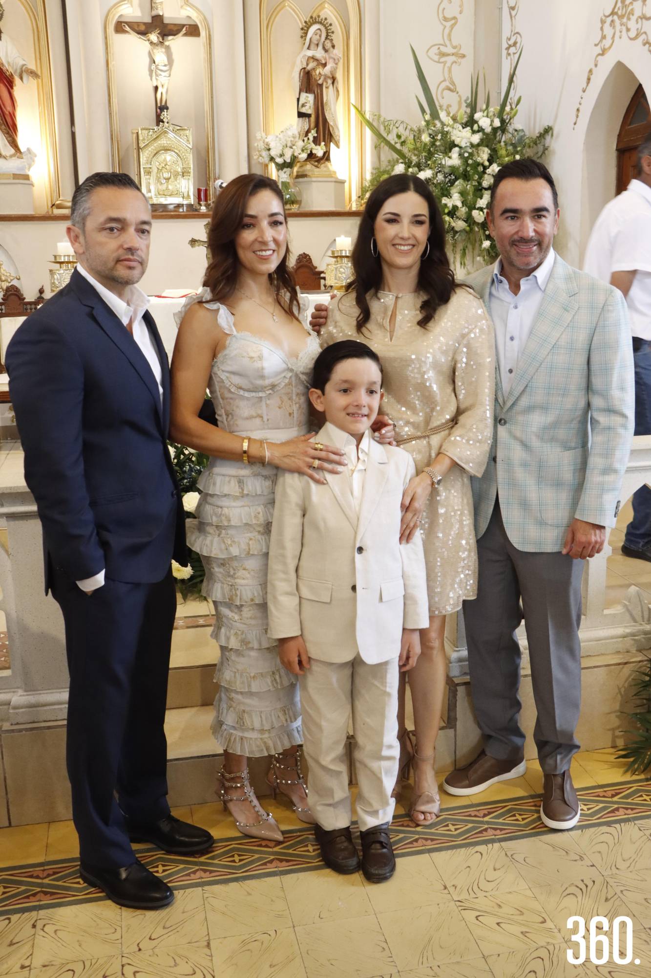 $!Daniel González con sus padres, José Humberto y Daniela González, y sus padrinos, Yoyis y Juan Fernando Aguirre.
