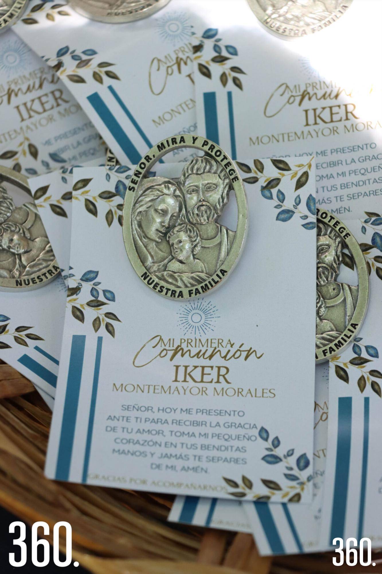 $!A los invitados se les entregó un broche de la Sagrada Familia.