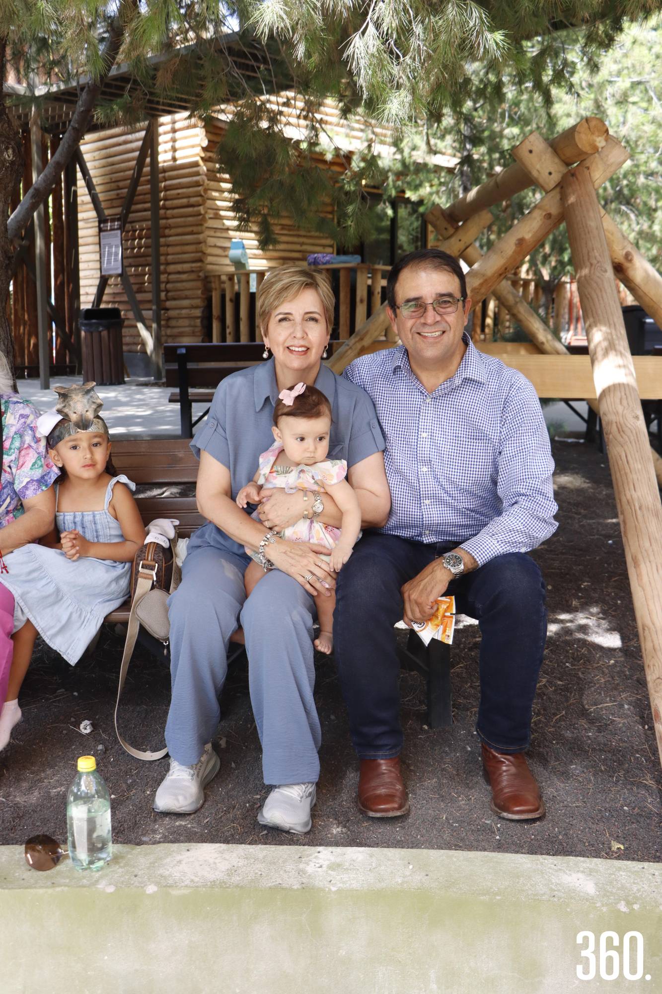 $!La hermana del festejado, Ivanna Treviño, con Chiquis Esquivel y Roberto Elguézabal, avuelitos maternos.