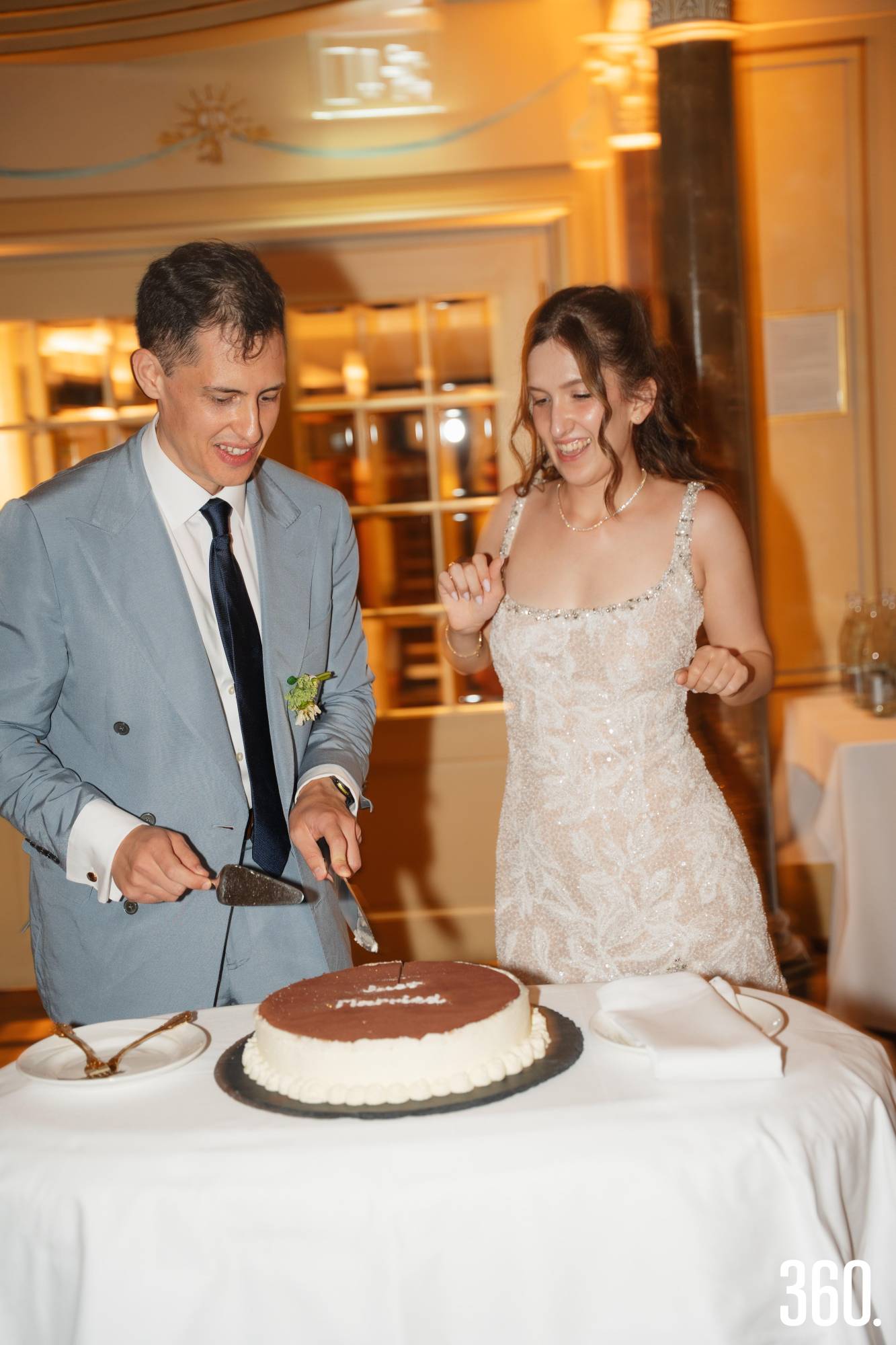 $!La pareja con si pastel de bodas.