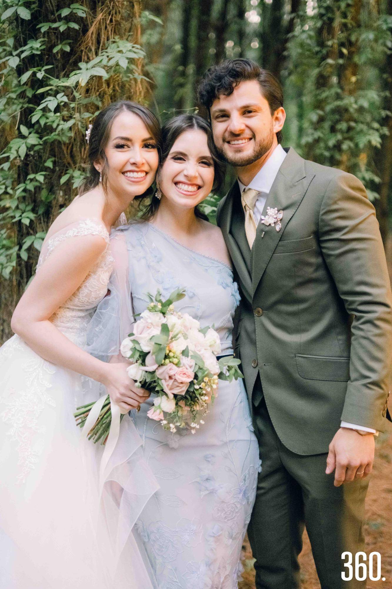 $!Los novios con Diana Loya Hernández, hermana de la novia.