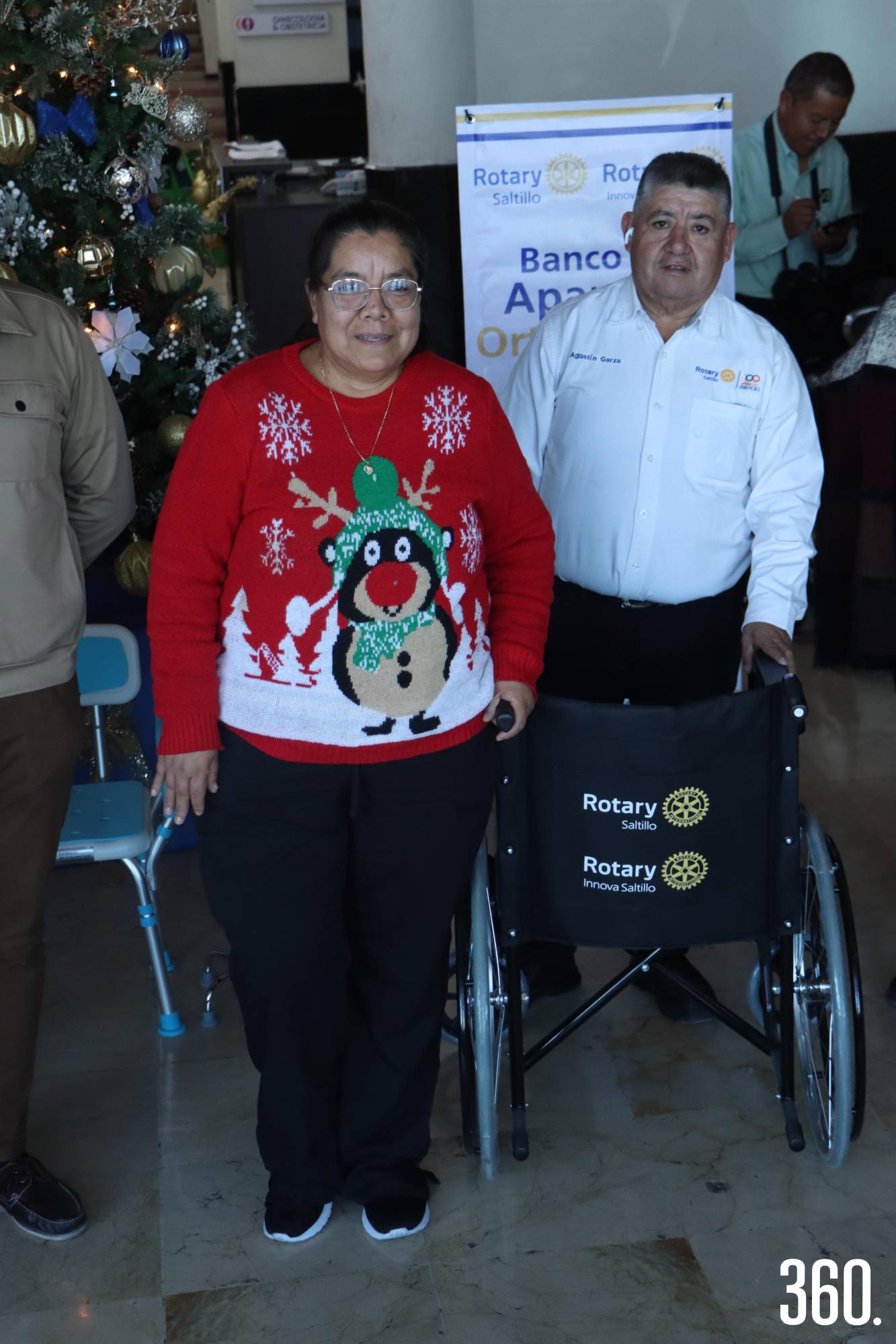 $!Hortensia Zúñiga, recibiendo su silla de ruedas.