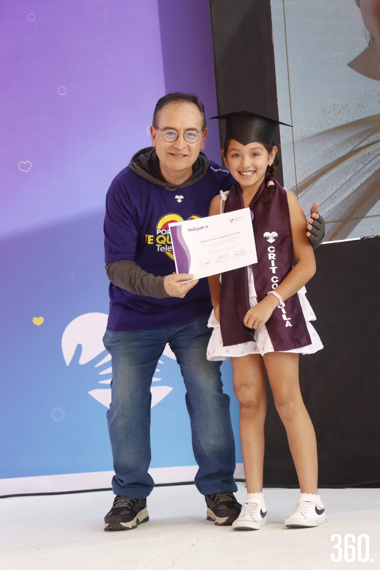 $!Dr. Raúl Díaz, director médico del CRIT Coahuila, entregó a Elliana Jiménez su diploma.
