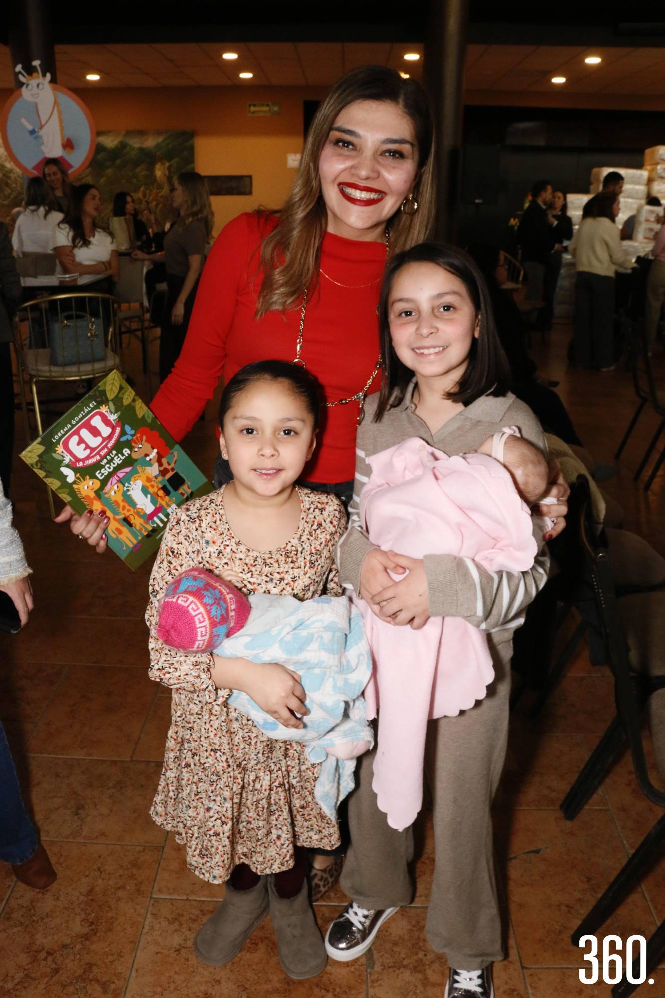 $!Angie Galán con sus hijas Eugenia y Catalina Torres.