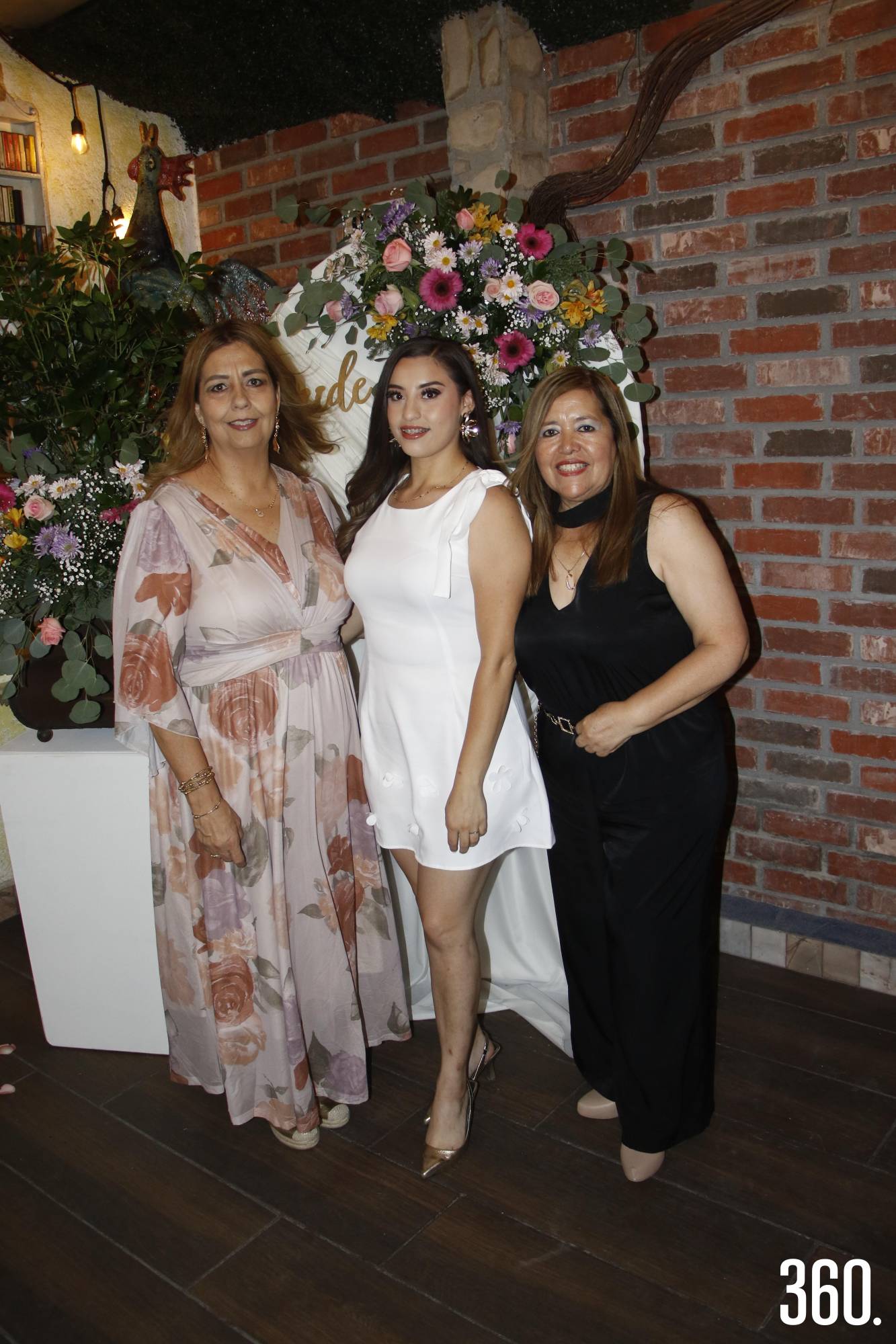 $!Daniela con su mamá, Claudia Farías y su suegra, Carmen Galindo.