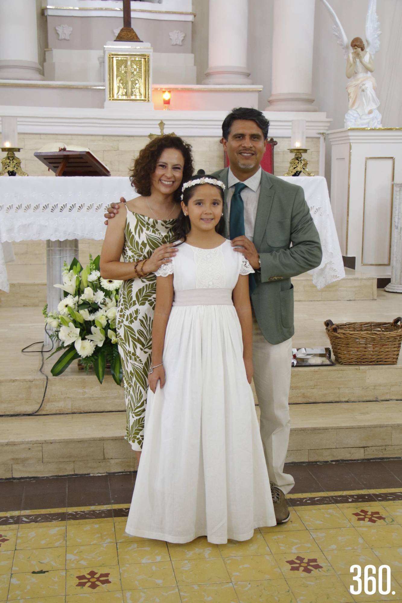 $!Victoria con sus padrinos, Melissa Ramírez y Mauricio Cortés.