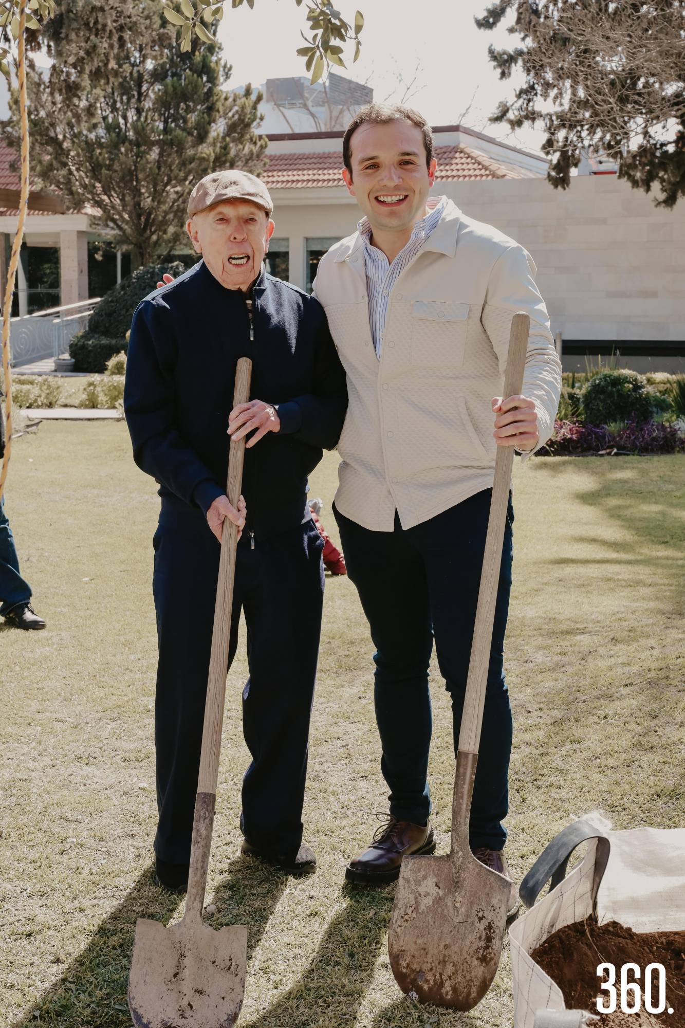 $!Don Raúl encabeza la siembra del encino como símbolo de su legado.
