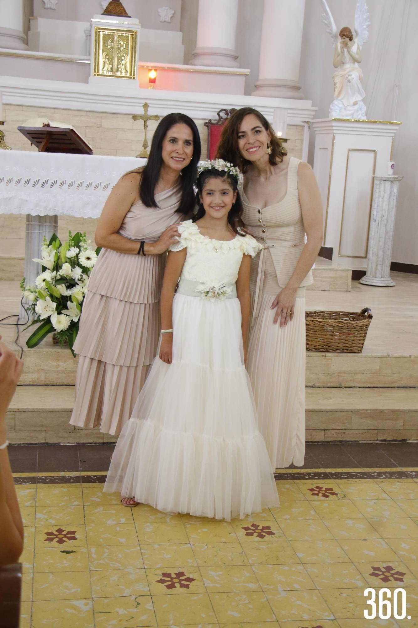 $!Amaia con sus madrinas, Liliana Morales y Tatiana Aguirre.