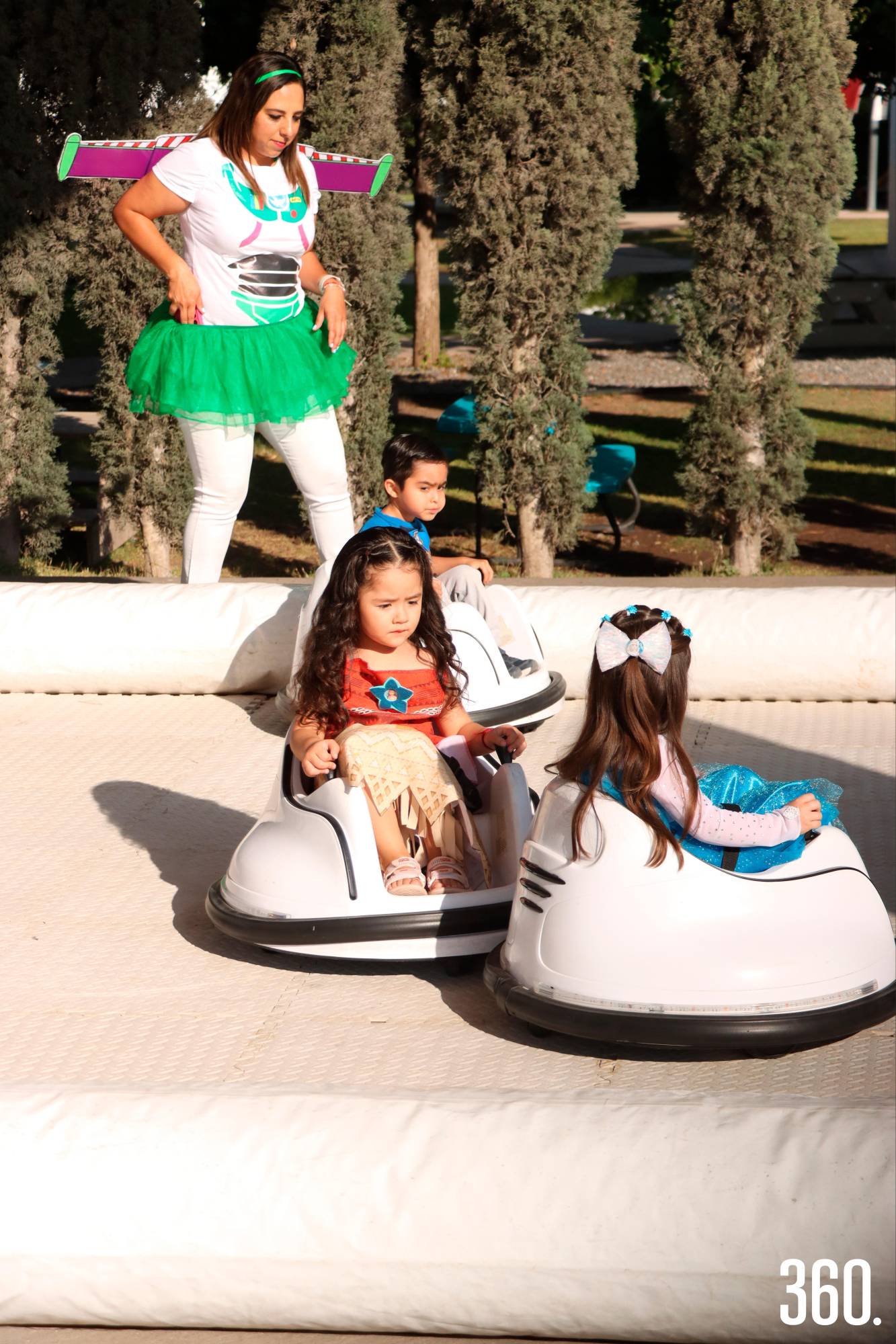 $!Se subieron a los carritos chocones.