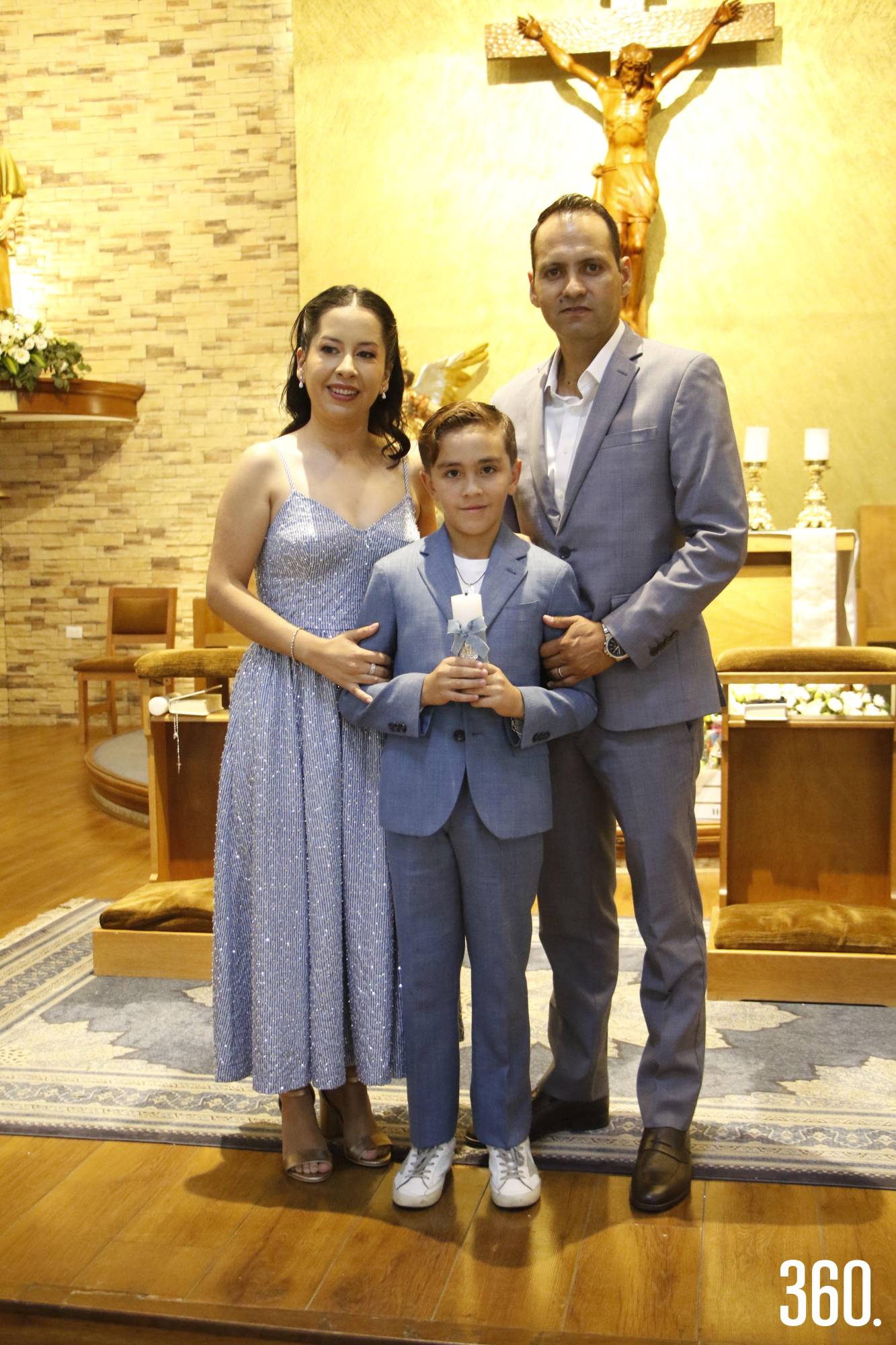 $!Daniele con sus padrinos, Karla Ramírez y Ricardo Monsiváis.