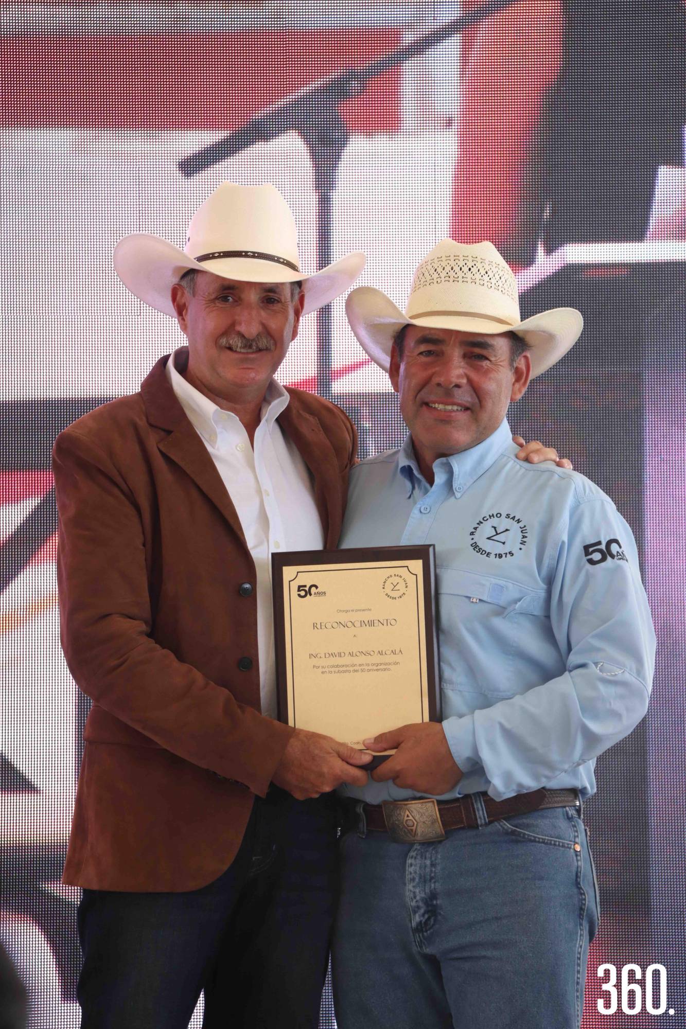 $!Reconocimiento a David Alonso por su colaboración en la subasta.