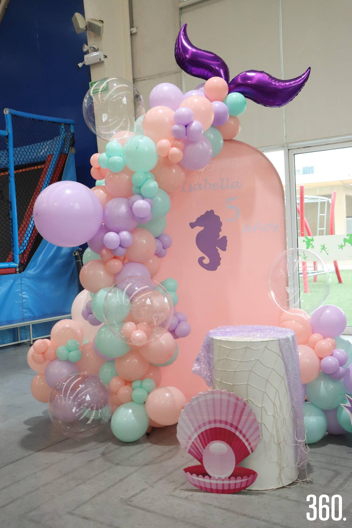 $!Decoración marina con globos que llenó el salón de color y fantasía.