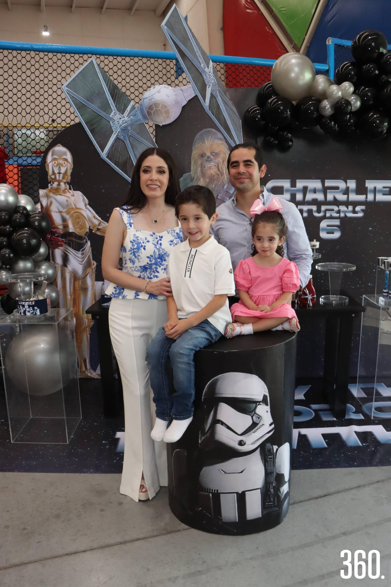 $!Ana Sofía Arizpe y Luis José Estrada con sus hijos María José y Charlie.