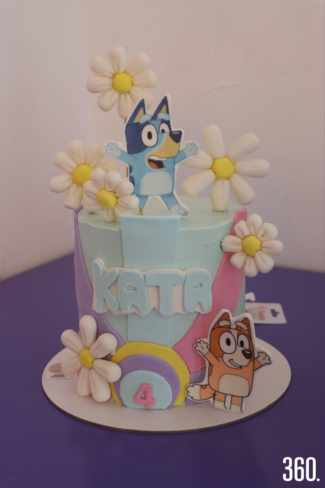 $!El pastel estaba decorado con las protagonistas de la serie, Bluey y Bingo.