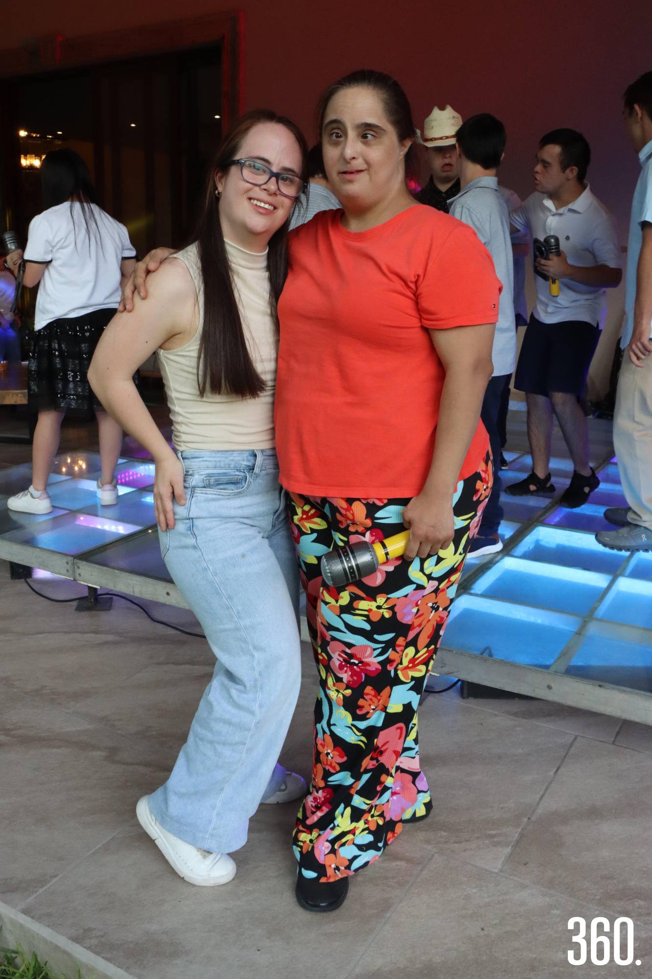 $!307f. Paulina López y Ceci de la Peña.