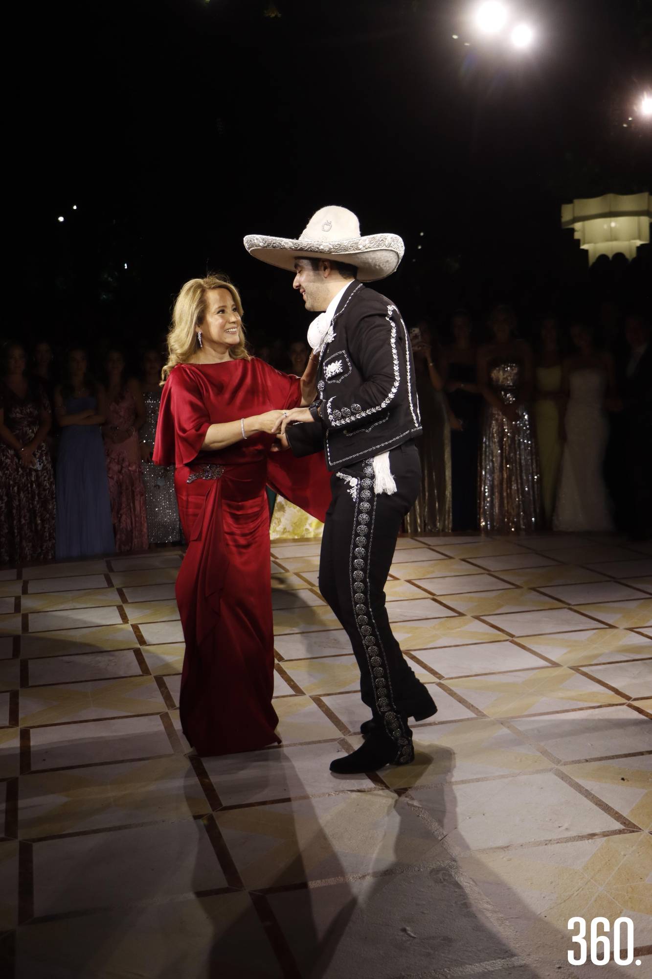 $!Leonardo bailando con su madre.