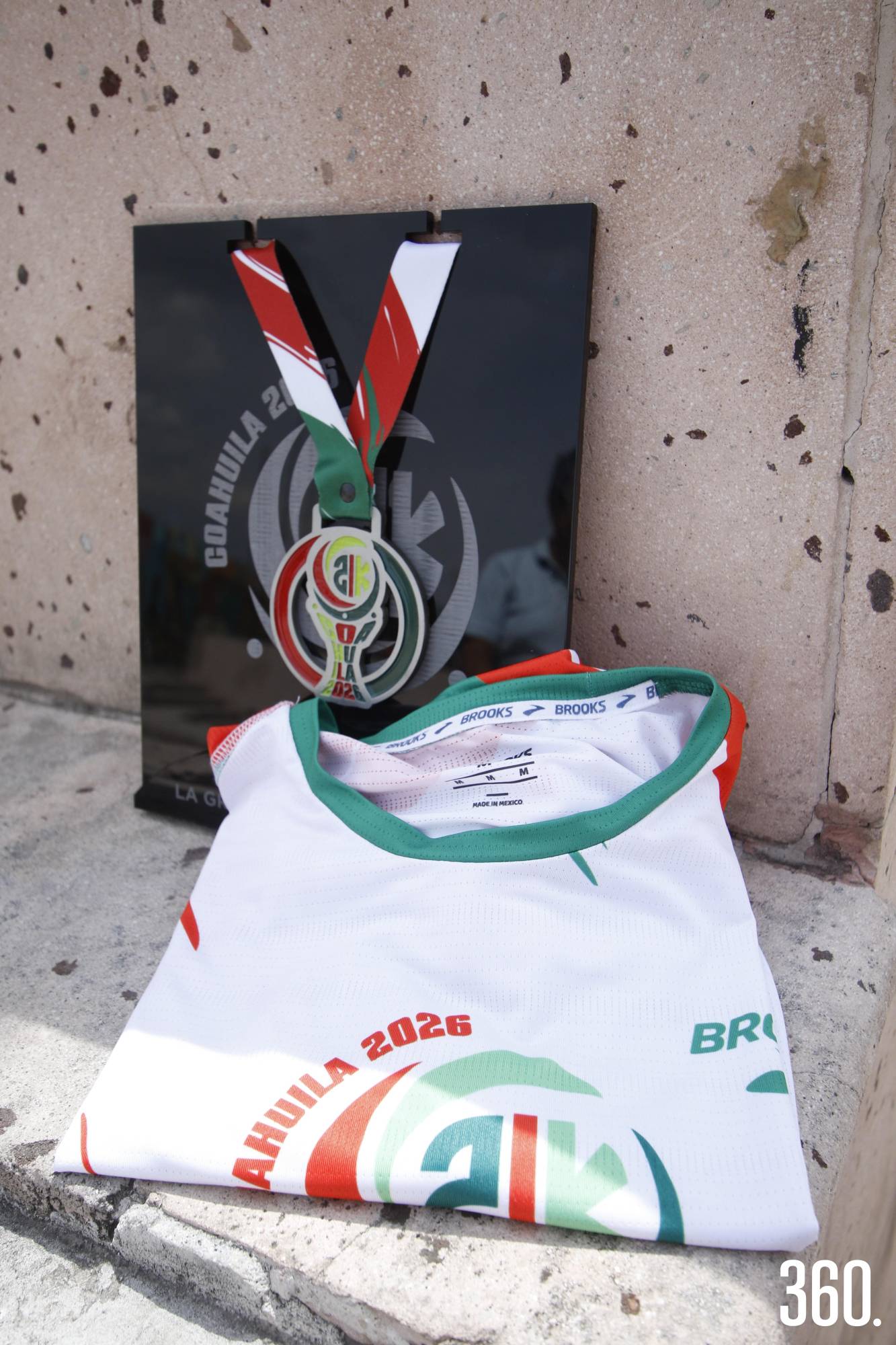 $!La medalla que obtendrá el ganador y la camiseta conmemorativa.