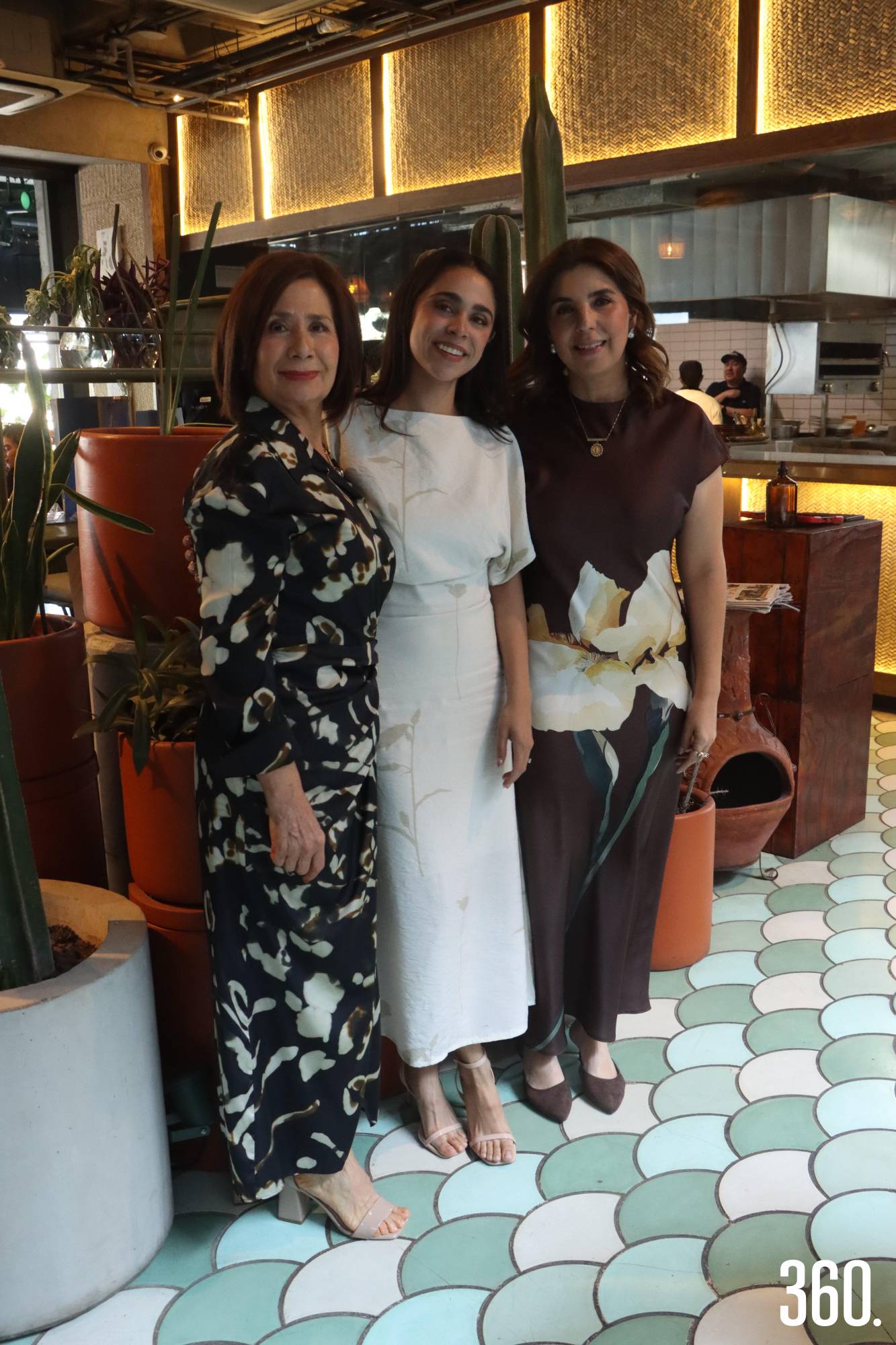 $!Karina con su mamá, Marty Sandoval, y su suegra, Adriana Vargas.