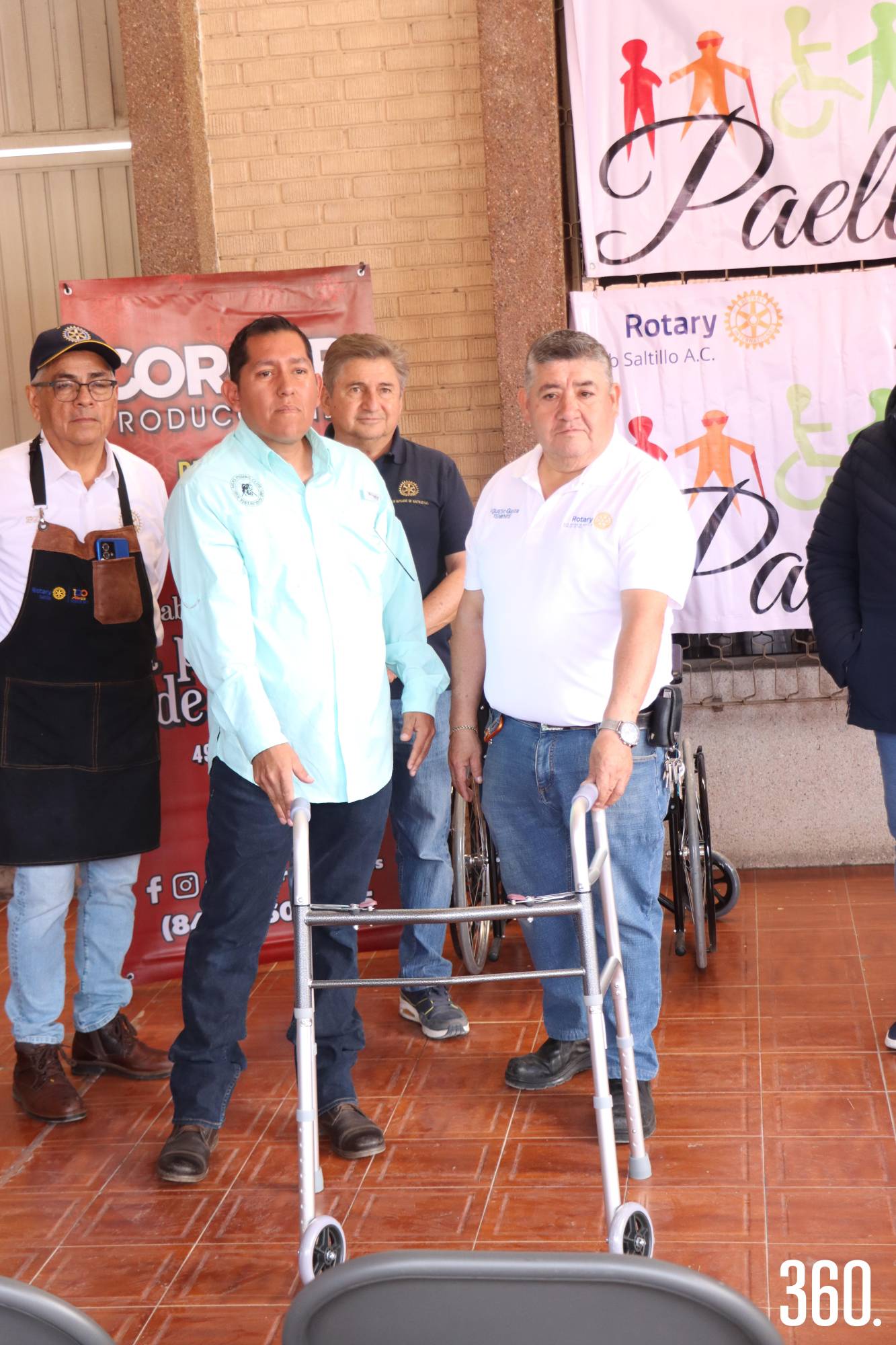 $!Juan Calderón recibió un andador para su abuelo.
