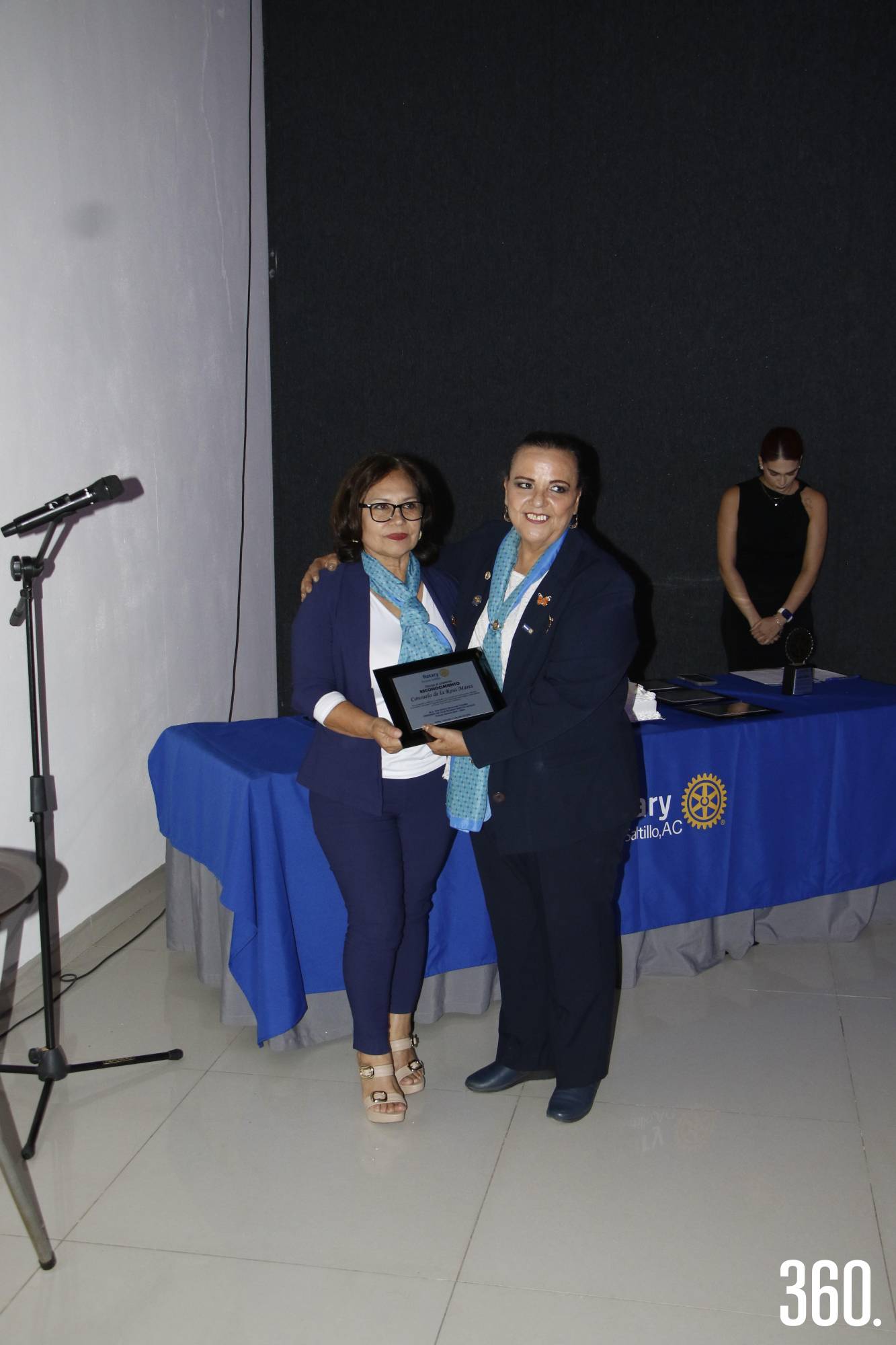 $!Ana Maldonado recibe reconocimiento.