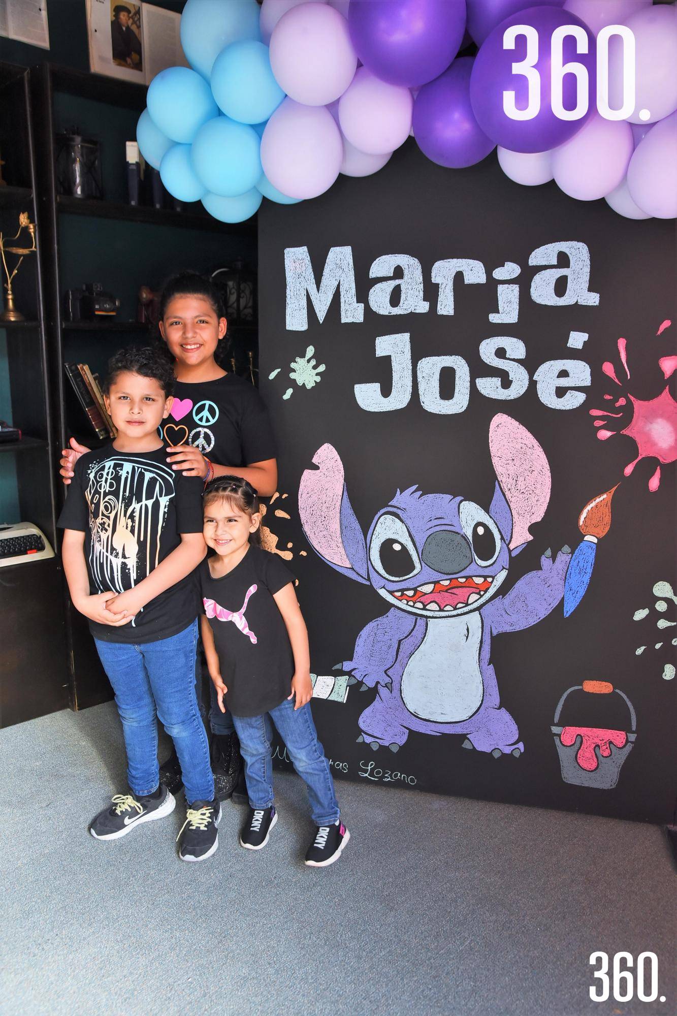 $!María José Abugarade Pérez con sus hermanos José Pablo y Sara.