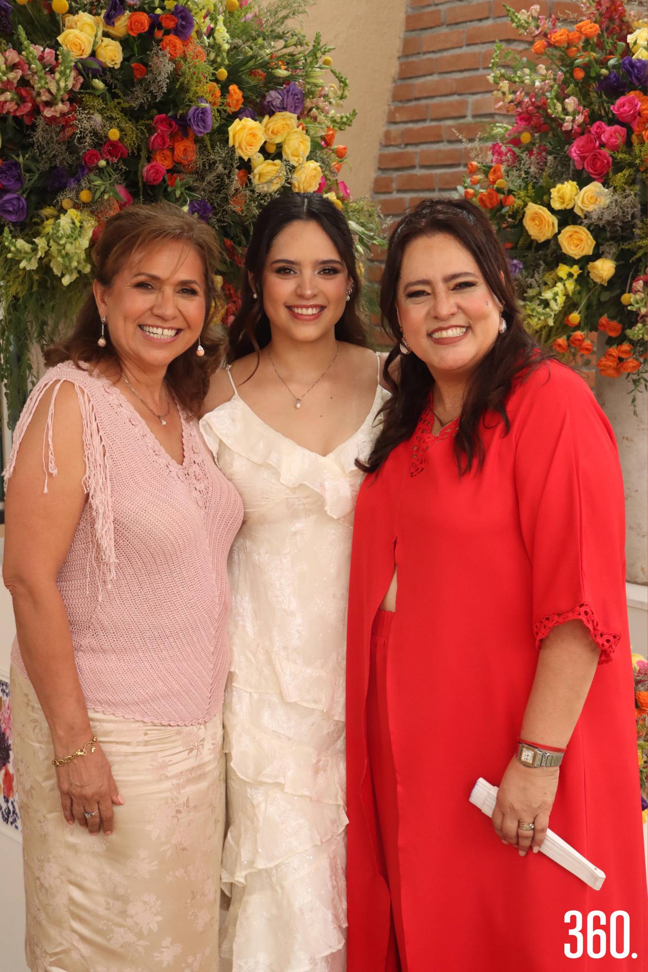$!María José con su suegra, Teresa del Carmen Méndez, y su mamá, Marcela López de Bustos.