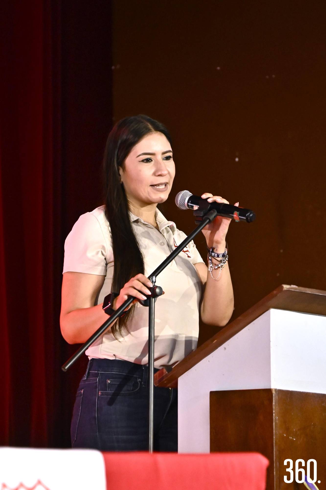 $!La directora del Ateneo Fuente, Nayely Mery, dio la bienvenida a los egresados.
