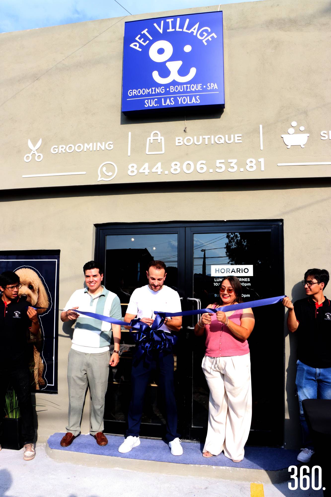 $!Luis Arturo Granadino, Luis Alberto Rodríguez González y la doctora Brenda Anahí Martínez de la Torre, acompañados de personal de Pet Village, realizaron el corte inaugural.