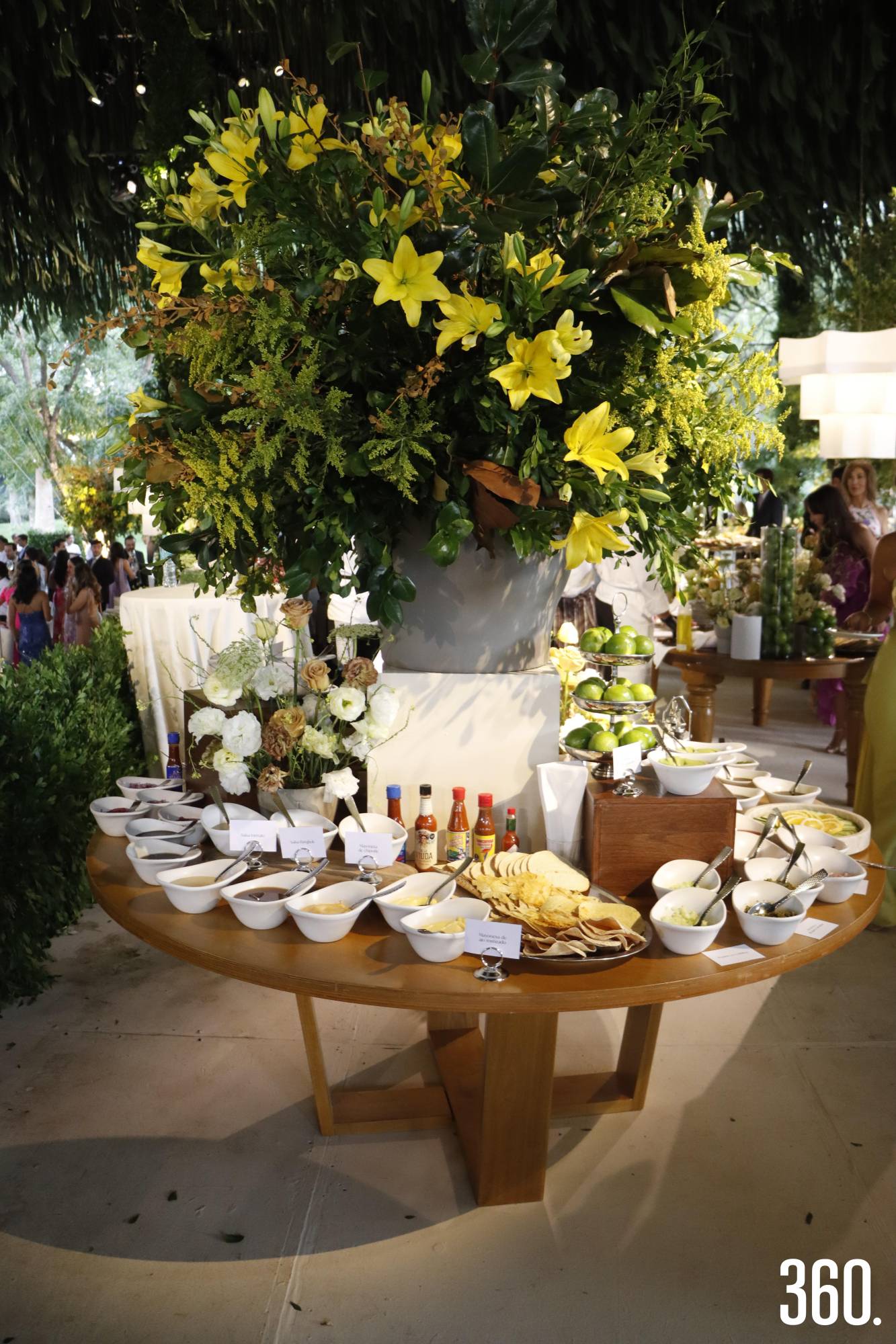 $!Hubo una espectacular decoración con flores blancas y amarillas.