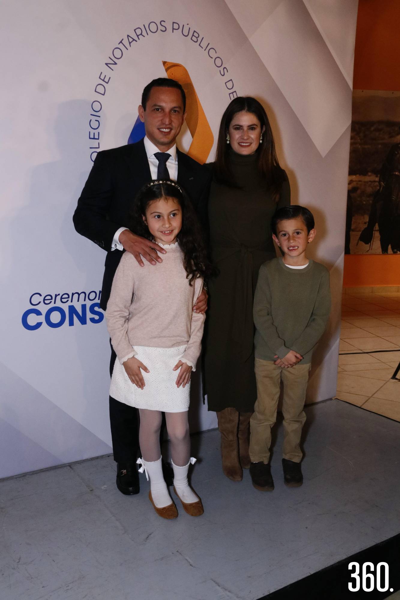 $!Jesús Francisco Aguirre Rosales vicepresidente entrante con su esposa Paulina Fuentes Castro y sus hijos.