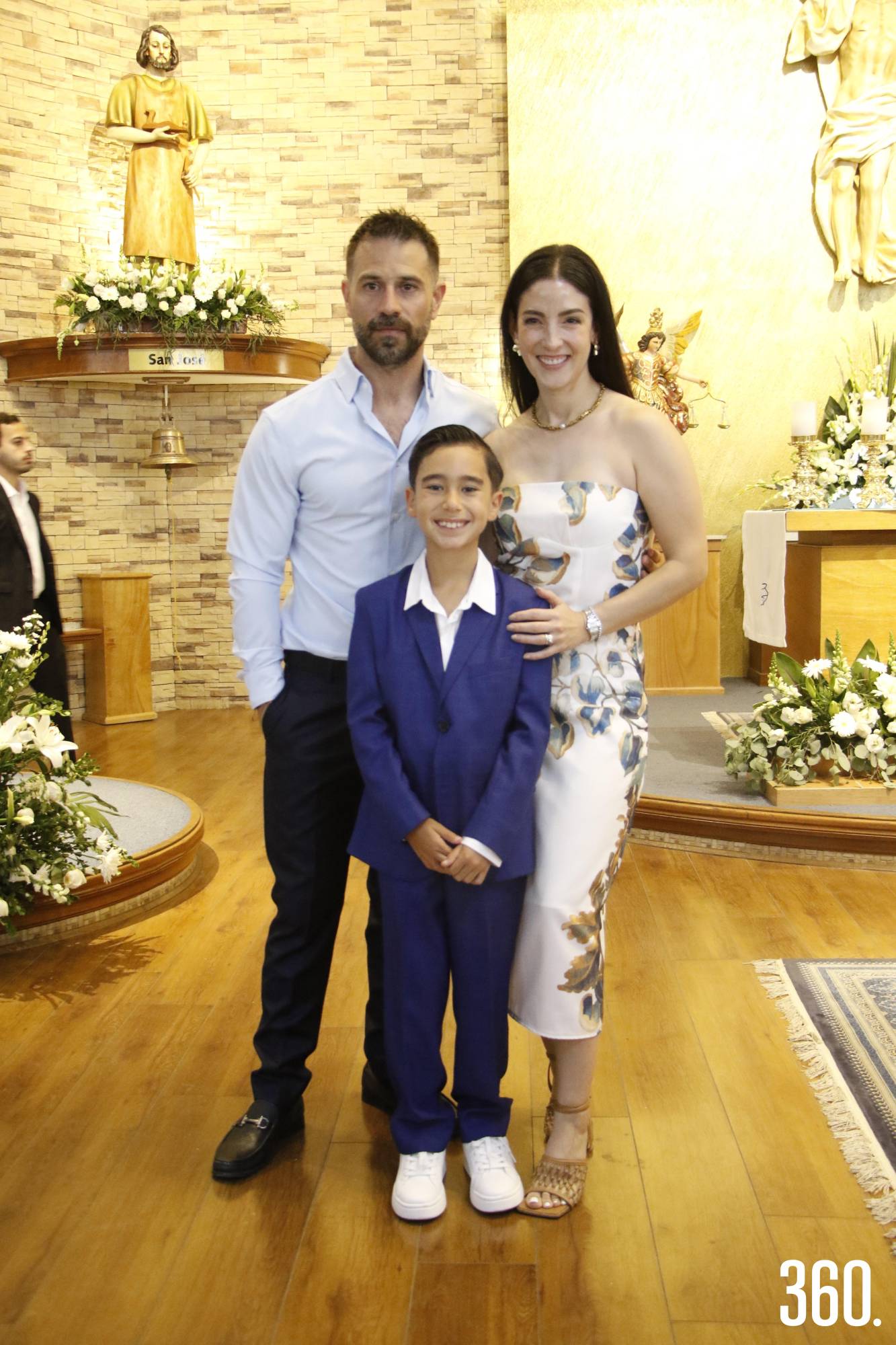 $!Alfonso con sus padrinos, Alejandro Ramos y Renata Lobo.