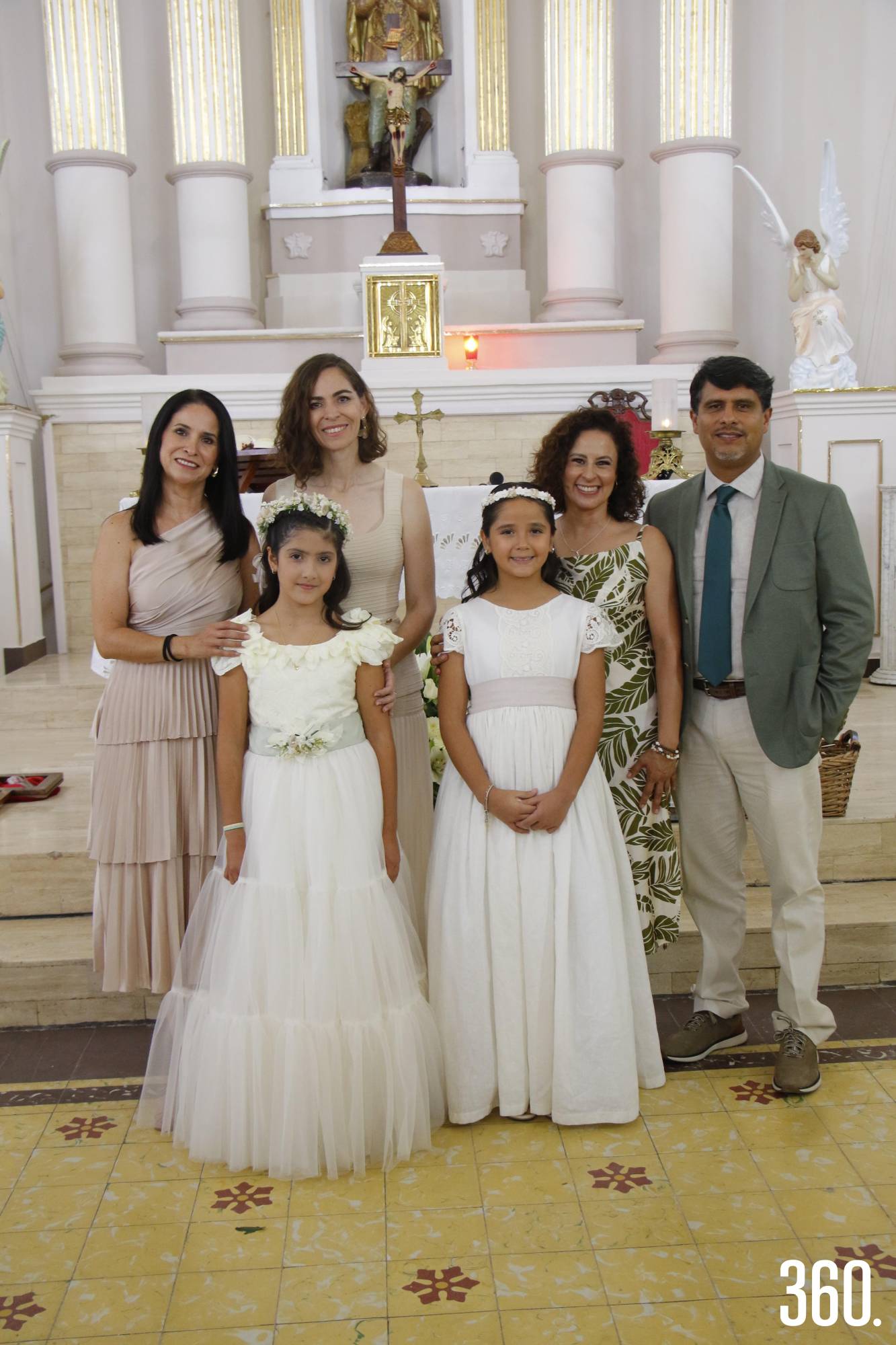 $!Amaia y Victoria con sus padrinos, Liliana Morales, Tatiana Aguirre, Melissa Aguirre y Mauricio Cortés.
