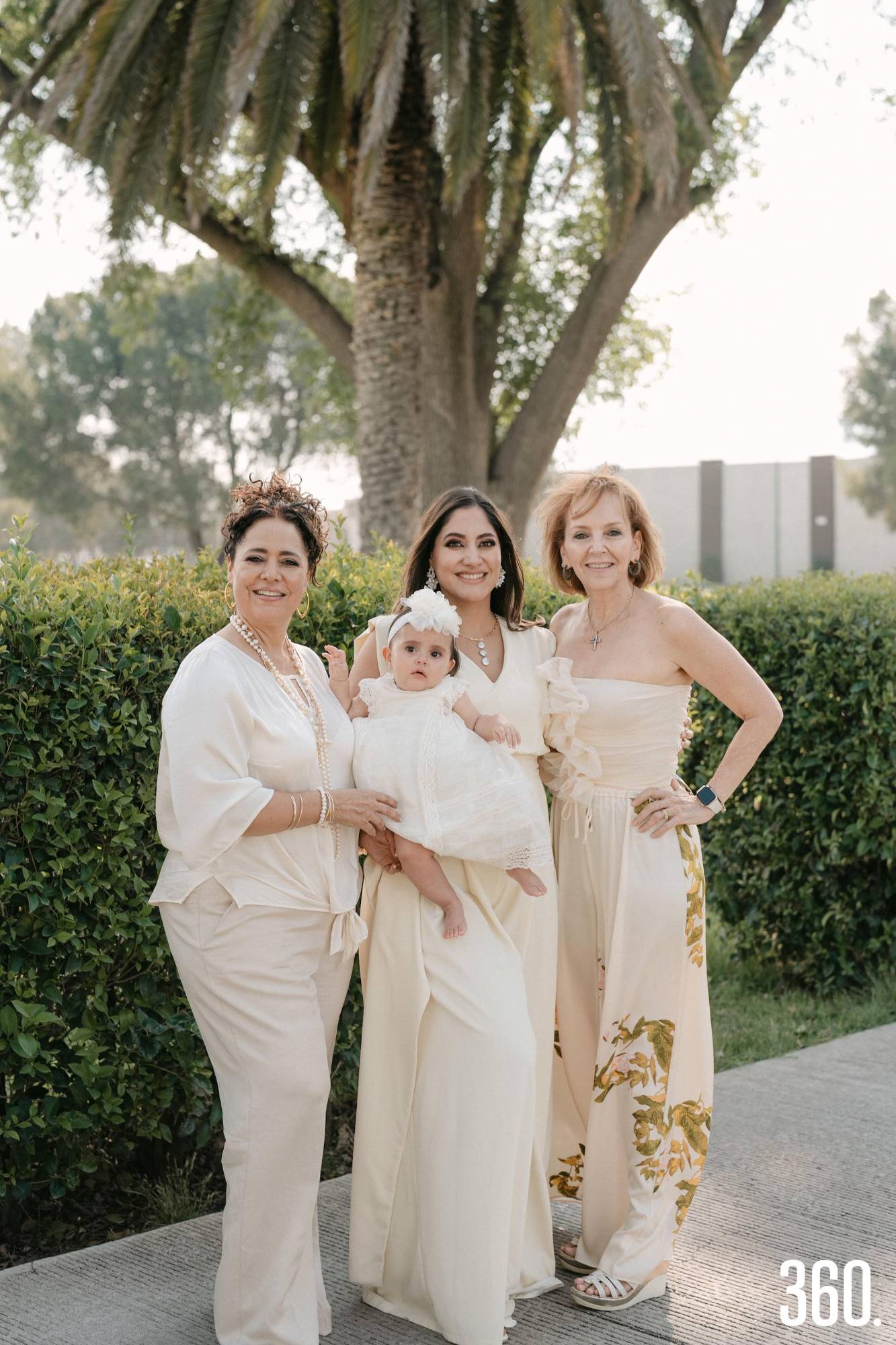 $!La festejada con su mamá, Rosa Claudia Rodríguez, y sus abuelitas, Rosa Claudia Siller y Patricia Martínez.