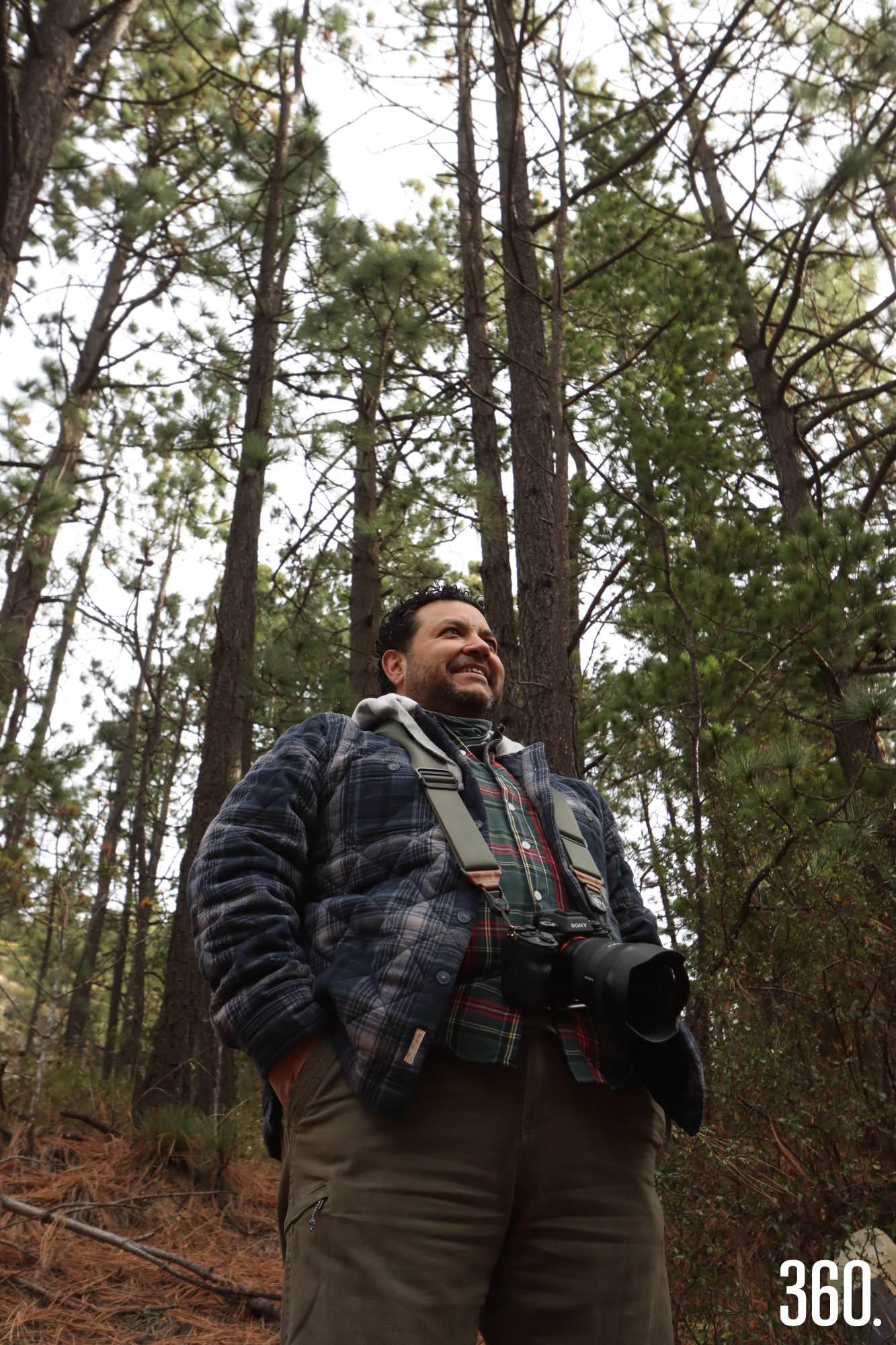 $!Con la cámara al cuello, Daniel Bates Hurtado observa el bosque en silencio. Mirar también es parte del oficio: ahí empieza la fotografía.