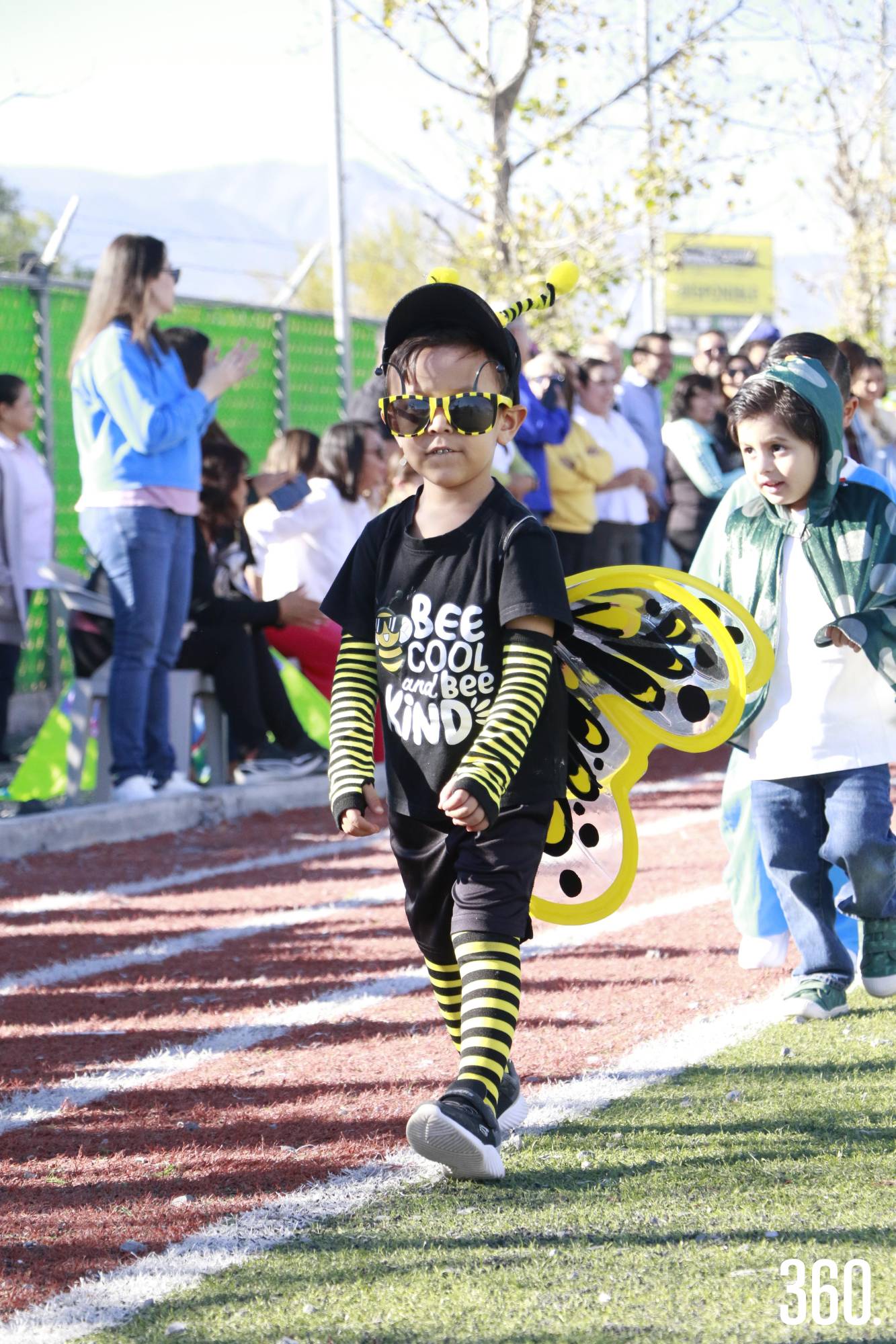 $!Un pequeño vestido de abejita acaparó las miradas.