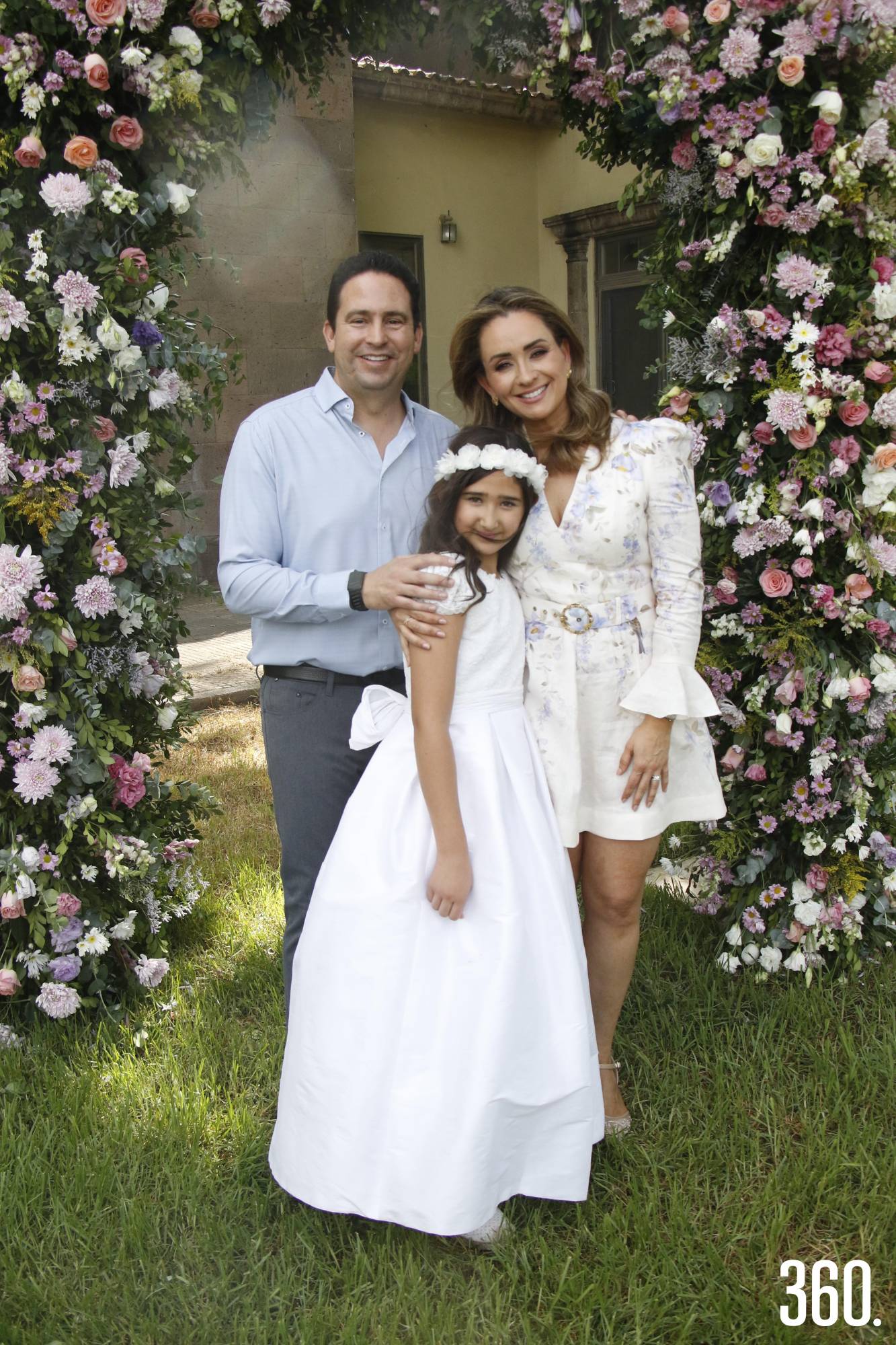 $!Alina Papadopulos con sus padrinos, Javier Díaz y Luly López.