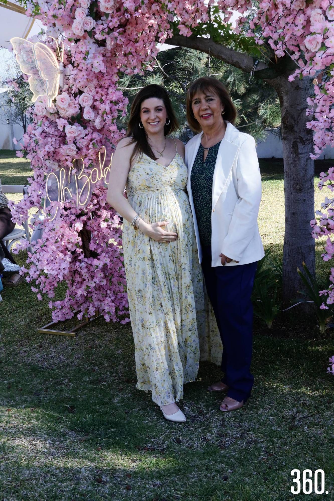 $!Isabella acompañada por la abuelita paterna, Irma Iga.