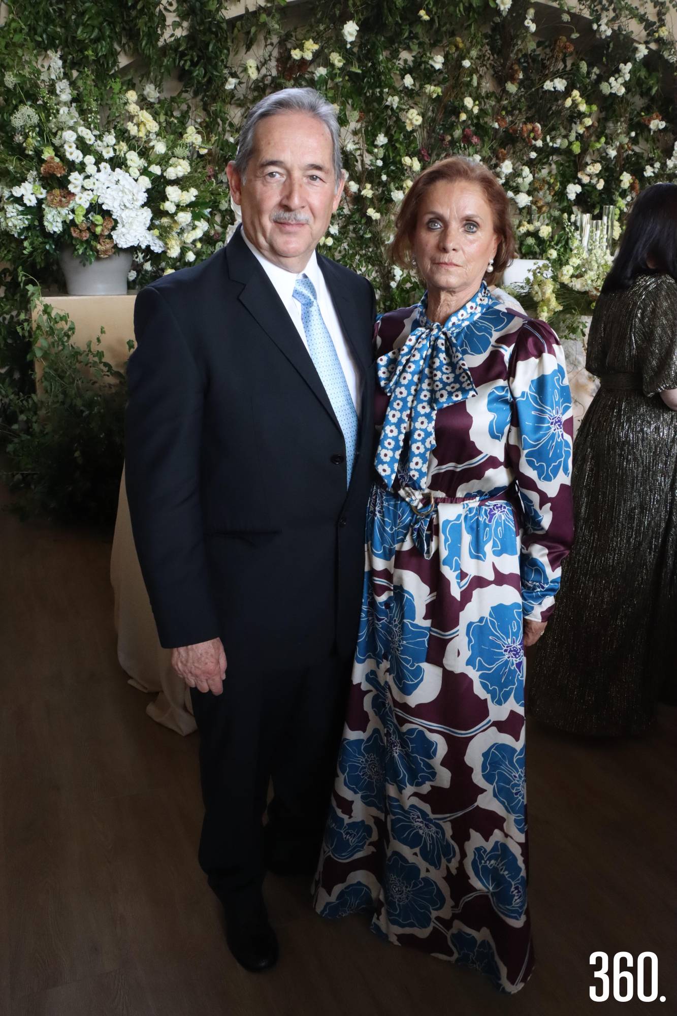 $!25 de julio del 20206 Revista 360._munizfra_Boda Marcela y José Efrén Boda de José Efrén Valdez Rentería y Marcela Arizpe Saldívar en el Santuario de Nuestra Señora de Guadalupe y recepción en La Casa del Lago, acompañados por sus respectivos padres Carlos Arizpe Jiménez y María Elena Saldívar de Jiménez, José Efrén Valdez y Maritza Rentería de Valdez. José Efrén Valdez Rentería y Marcela Arizpe Saldívar Padres novia Carlos Arizpe Jiménez y María Elena Saldívar de Arizpe Hermanas y cuñados de la novia; María Elena Arizpe Saldívar y Oscar Treviño Elizondo Cordelia y Constanza Treviño Arizpe. Ana Sofía Arizpe Saldívar y Luis José Estrada Montoya Carlos y María José Estrada Arizpe. Padres Novio José Efrén Valdez y Maritza Rentería Hermanos novio y cuñado David Valdez Rentería y Ana Lucía Valdez Rentería, Jorge Garza Rivera. Misa 13:30 horas Santuario de Nuestra Señora de Guadalupe Padre Mario Cruz Méndez Primera lectura Ariadne Saldívar Salmo Evelin Marroquín Rentería 2da lectura Daniel Héctor Saldívar. Padrinos de los símbolos matrimoniales Anillos David y Ana Lucía Valdez Rentería Arras Ana Sofía Arizpe Saldívar y Luis José Estrada Montoya Lazo María Elena Arizpe Saldívar y Oscar Treviño Elizondo Ramo Ana Karen Guajardo. En el Santuario de Nuestra Señora de Guadalupe, José Efrén Valdez Rentería y Marcela Arizpe Saldívar, unieron sus vidas mediante el sacramento del matrimonio, el sábado 25 de julio a las 13:30 horas. José Efrén entró a la iglesia acompañado por su mamá Maritza Rentería, seguidos por su padre José Efrén Valdez y María Elena Saldívar de Arizpe madre de la novia, quienes se colocaron en sus lugares para esperar a la hermosa novia Marcela quién entró del brazo de su papá Carlos Arizpe Jiménez mientras que integrantes de la Orquesta Filarmónica del Desierto interpretaba la marcha nupcial. Gerardo Arizpe Aguirre fue el monitor de la misa, Ariadne Saldívar participó con la primera lectura, Evelin Marroquín Rentería leyó el salmo responsorial y Daniel Héctor Saldívar realizo la segunda lectura. El padre Mario Castro oficio la misa y bendijo los símbolos matrimoniales que le presentaron los padrinos de los novios: David y Ana Lucía Valdez Rentería los anillos; Ana Sofía Arizpe Saldívar y Luis José Estrada Montoya las arras; y el lazo lo colocaron María Elena Arizpe Saldívar y Oscar Treviño Elizondo; y Ana Karen Guajardo madrina del ramo para la virgen. Al finalizar la misa el recién formado matrimonio Valdez Arizpe se trasladó al norte de la ciudad al salón “La Casa del Lago”, en donde se realizó la recepción de la boda; Marcela y José Andrés dieron la bienvenida a sus amigos y familiares quiénes los felicitaron en esta nueva etapa de su vida. Seiscientas cincuenta personas entre amigos y familiares fueron participes del enlace matrimonial, al llegar disfrutaron de un cathering de diversas frutas, diversos tipos de quesos, charcutería, almendras, uvas pasas; los novios entraron al salón y se colocaron en la mesa de honor para compartir una deliciosa comida de cinco tiempos. Al finalizar la comida el matrimonio Valdez Arizpe dio un recorrido por la pista de baile junto a la Orquesta Filarmónica del Desierto quién junto al DJ interpreto los temas musicales que bailaron José Efrén Valdez con su mamá Maritza Rentería, Marcela con su padre Carlos Arizpe Jiménez y el primer vals matrimonial de los novios al término del cual dio inicio el baile que finalizo a las dos de la mañana del domingo; los invitados disfrutaron además de The Skillet Dulcería, donde degustaron botanas, frutas, frapes, cafes, matchas, panadería fina y variadas golosinas. TEXTO Y FOTOS: Francisco Muñiz PIES DE FOTOS_FOLDER_25_Sabado_ Boda Marcela y José Efrén 100f aaa. José Efrén Valdez Rentería y Marcela Arizpe Saldívar unieron sus vidas en matrimonio. 101f aaa. Los novios con sus padres, hermanos y sobrinos. 102f aaa. Los novios acompañados por la familia de la novia. 103f aaa. José Efrén y Marcela con la familia del novio. 104f aaa. Marcela Arizpe Saldívar con su papá Carlos Arizpe Jiménez. 105f. Elma Rodríguez y Miguel Arizpe. 106f. 107f. Iza López, Claudia Valdés y Ana María Ramón. 108f aaa. Malusa Rodríguez, Laura Jiménez, Liliana Salinas, Graciela Garza y Abelardo Jiménez. 109f aaa. Marcela y José Efrén con sus amigas. 110f aaa. Esteban Garza Fishburne y Gaby Jiménez de Garza. 111f aaa. Conchalupe Arizpe, Liliana Salinas y Bibi de Cepeda. 112f aaa. Miguel¬ Arizpe Jiménez y Manolo Jiménez. 113f aaa. Gerardo Morales, María Jimena López, Iza y Juan Carlos López. 114f aaa. Javier Díaz González y Luly López de Díaz. 115f aaa. Manolo Jiménez y Liliana Salinas. 116f. Gerardo Arizpe monitor. 117f. Ariadne Saldívar primera lectura. 118f. Evelin Marroquín Rentería participó con el salmo responsorial. 119f. Daniel Héctor Saldívar leyó al segunda lectura. 120f. Integrantes de la Orquesta Filarmónica del Desierto de Coahuila en la misa. 121f. María Elena Arizpe Saldívar y Oscar Treviño Elizondo. 122f. Lety Ochoa y Jorge del Bosque. 123f. Héctor Cuéllar y Estela Ortiz. 124f. Terecata del Bosque y Carlos Villarreal. 125f. Gerardo Aguirre y Carmen Lobo. 126f. Gloria Flores y Jorge Dávila. 127f. Rosendo y Claudia Villarreal con Sandra Arizpe y Leo Kalionchis. 128f. Luis Arizpe, Conchita Aguirre, María Hortencia Lomeli Y Manuel González. 129f. Jessica Flores y José Aldrete. 130f. Diana García, Alejandra Flores y Elsa Ramos. 131f. Galwin Dewey, Juan Carlos Yiacaman, Eder López, José Juan Cabello, Chuy María Ramón y Amado Chapa. 132f. Juan Antonio Guel y Ana María Arizpe Jiménez. 133f. Joaquín Arizpe Sada y Cristina Dávila. 134f. Kiko y Bibi Cepeda. 135f. José María Jiménez y Luz Avila. 136f. Ernesto y María Eugenia López. 137f. Poncho Barragán, Bibi y Kiko Cepeda. 138f. Yoyis Flores, Ana Lucía Gómez y Ana María López. 139f. Sara Navarro, Karla Aburto, Bony Cepeda y José Antonio Cepeda. 140f. José Antonio Rodríguez y Conchalupe Arizpe. 141f. Diego García y Marijosé Jiménez. 142f. Carlos Arzamendi y Noris Flores. 143f. Rodrigo Arizpe y Gaby Bustillos. 144f. Paaulina de la Garza y Chuy Arizpe. 145f. Julián Dávila y Ana Carla Arizpe. 146f. Daniela Arsuaga y Alejandro Dávila. 147f. Gerardo Arizpe y Ana María López. 148f. Mario Arizpe y Pepe Rodríguez. 149f. Elma Arizpe y Jorge del Bosque Ochoa. 150f. Jorge Arizpe y Alejandra de Anda. 151f. Enrique Falcón y Claudia Avilés. 152f. Daniela Saldívar y Axel González. 153f. César Chávez y Ernesto Ochoa. 154f. José Miguel Armnenta y Andrea Hernández. 155f. Cecilia Martínez y Diego Alanís. 156f. María Elena Elizondo, Verónica, Beatriz, Cecilia Villarreal y Ariadne Olvera. 157f. Adriana y Alberto Canepa. 158f. Vanessa González y Bernardo Meléndez. 159f. Fernando Morales, Luis González, Sergio Pérez, Carlos Arzamendi y Alberto Canepa. 160f. Roxana Pérez y José Recio. 161f. Carlos Farías y Valentina Garza. 162f. Talina Ochoa e Israel Soto. 163f. Amigos y amigas de la novia del IPADE. 164f. Luis Delgado y Narda Serna. 165f. Chuy María Ramón y Andrea Arizpe. 166f. Rubén Jurado, Mónica Casant, Diego Sordo y Ale Quintavilla. 167f. Jorge Jiménez e Isabel de la Fuente. 168f. José Manuel Arizpe y María Cristina Jiménez. 169f. Ivonne y Raúl Salinas. 170f. Galwin Dewey y Ale Flores. 171f. José Efrén Valdez Rentería y Marcela Arizpe Saldívar rockanroleando en su fiesta matrimonial.