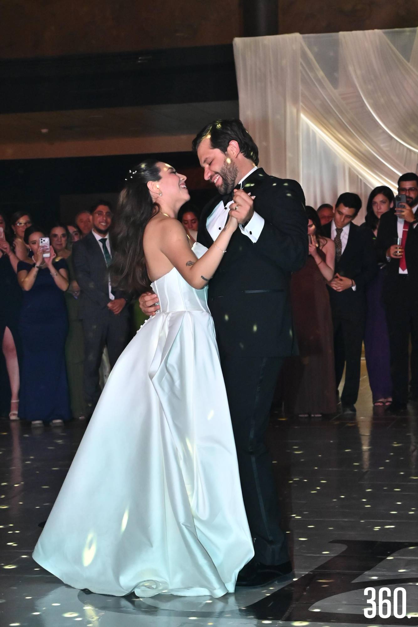 $!Gabriela y Ricardo en su primer baile como recién casados.