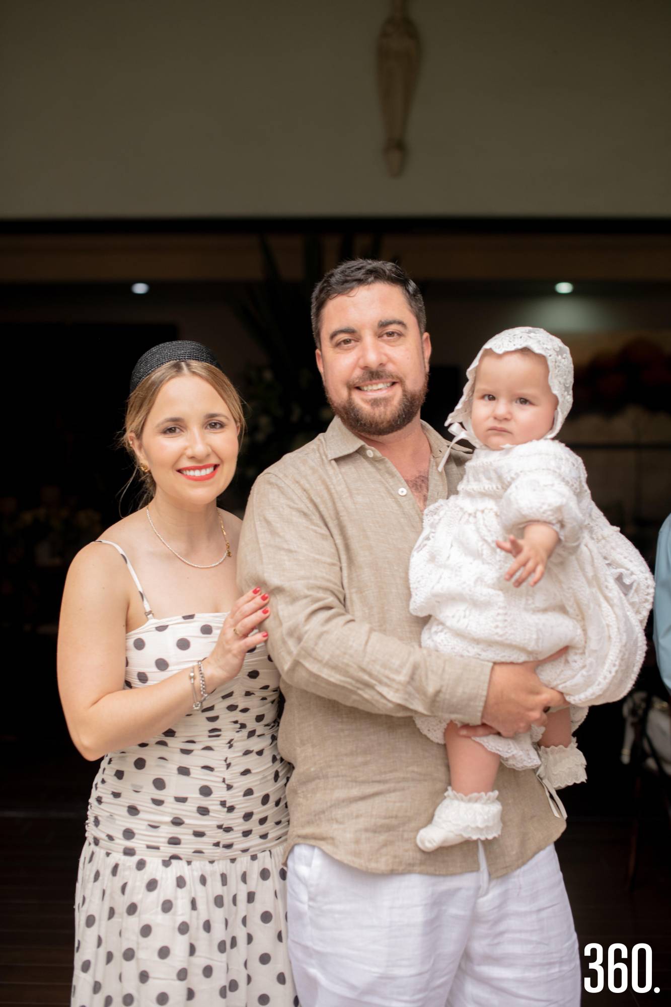 $!Ana María con sus padrinos, Claudia Valdés y Guillermo García.